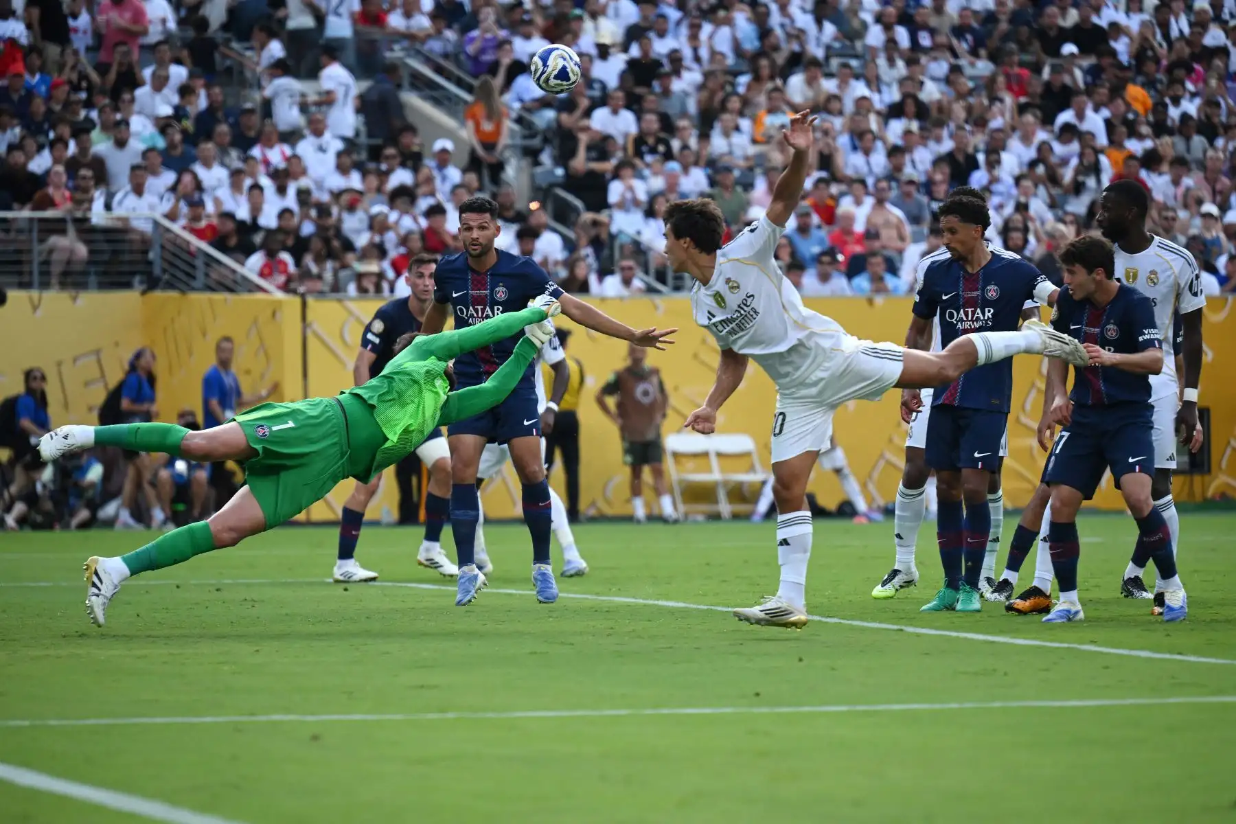 El portero italiano del Paris Saint-Germain, Gianluigi Donnarumma, y ​​el delantero español del Real Madrid, Gonzalo García, luchan por el balón durante el partido de semifinales de la Copa Mundial de Clubes de la FIFA 2025 entre el Paris Saint-Germain de Francia y el Real Madrid de España. Foto: ANDINA/AFP