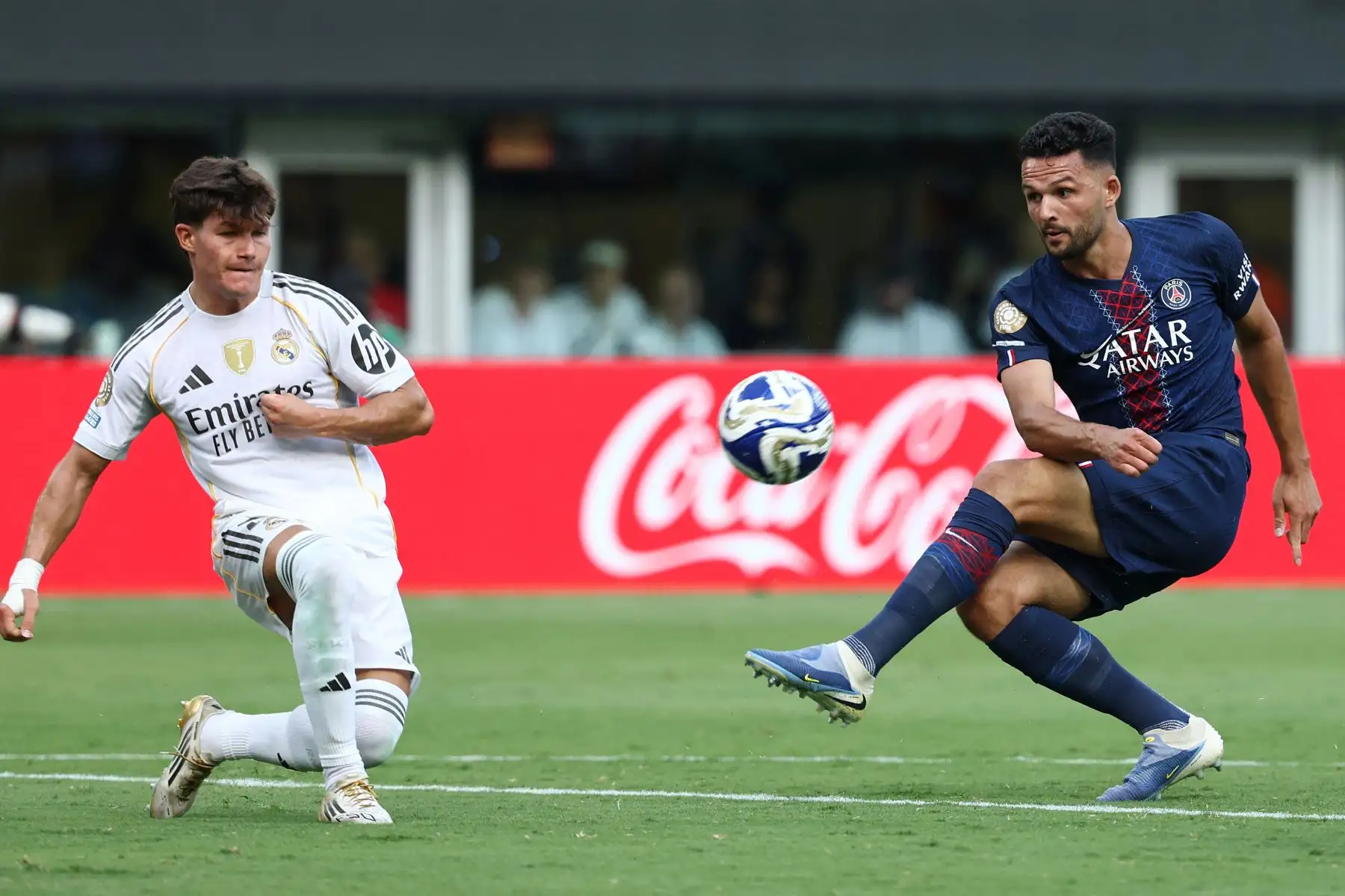 El defensa español del Real Madrid, Francisco García, y el delantero portugués del Paris Saint-Germain, Gonçalo Ramos, luchan por el balón durante el partido de semifinales de la Copa Mundial de Clubes de la FIFA 2025 entre el Paris Saint-Germain de Francia y el Real Madrid de España en el estadio: Foto: ANDINA/AFP