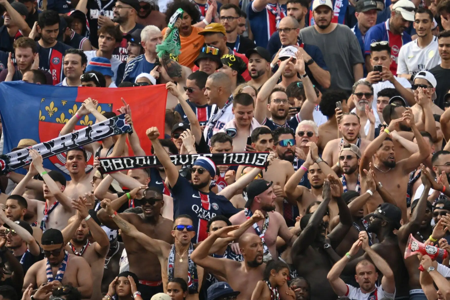 Aficionados asisten al partido de semifinales de la Copa Mundial de Clubes de la FIFA 2025 entre el París Saint-Germain de Francia y el Real Madrid de España. Foto: ANDINA/ AFP