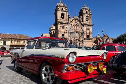 Cusqueños y turistas disfrutaron de exposición de vehículos antiguos