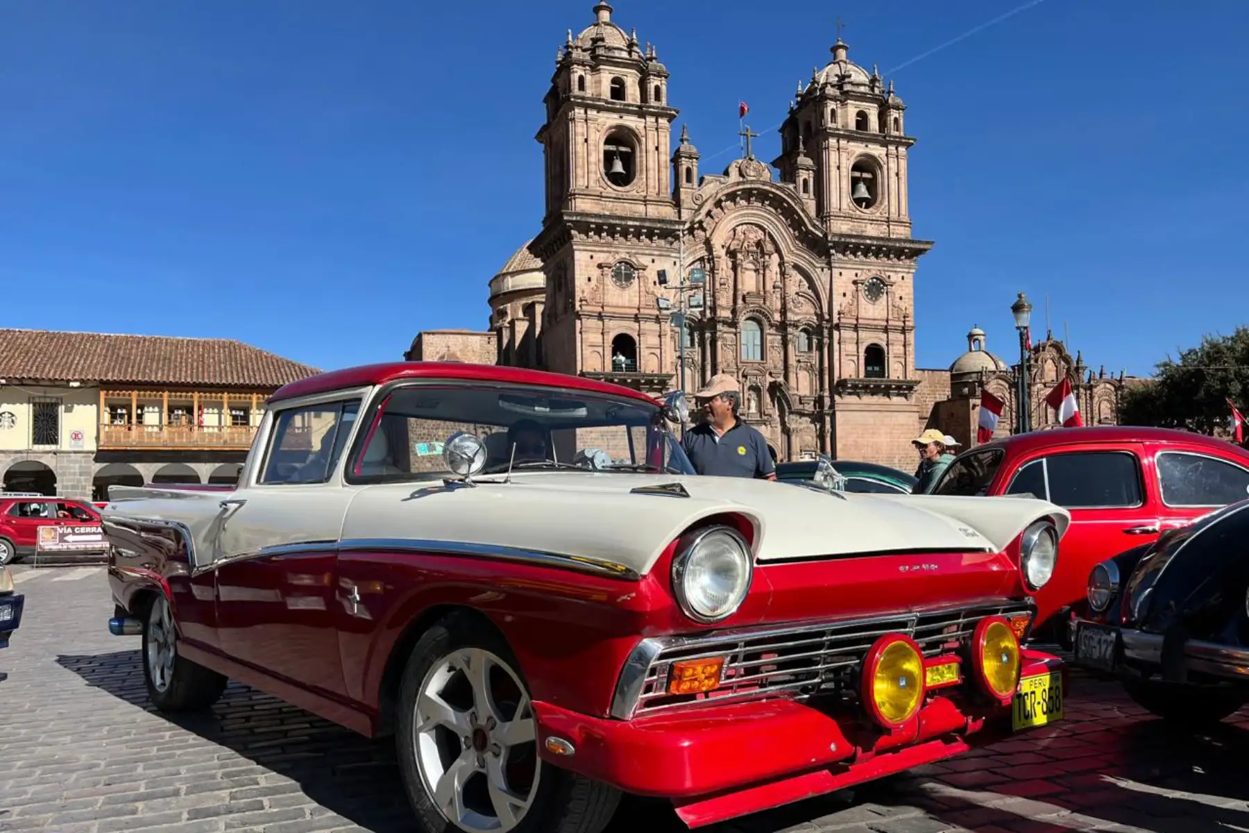 Desde unas Ford de la década de los 20 hasta los míticos Volkswagen 
Cusqueños y turistas disfrutaron de exposición de vehículos antiguos en plaza mayor de Cusco. Foto: ANDINA/ Difusión