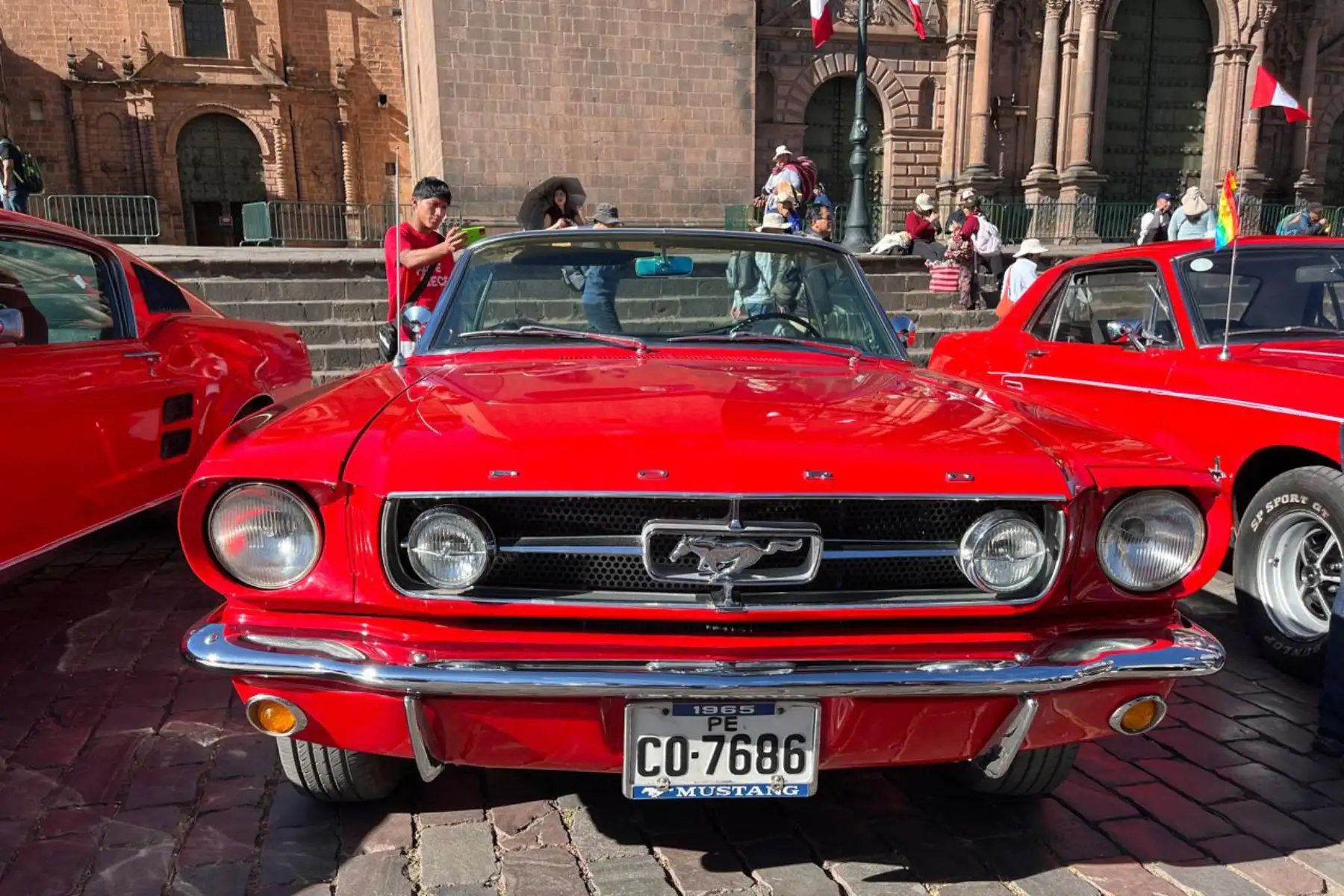 Desde unas Ford de la década de los 20 hasta los míticos Volkswagen Cusqueños y turistas disfrutaron de exposición de vehículos antiguos en plaza mayor de Cusco. Foto: ANDINA/ Difusión