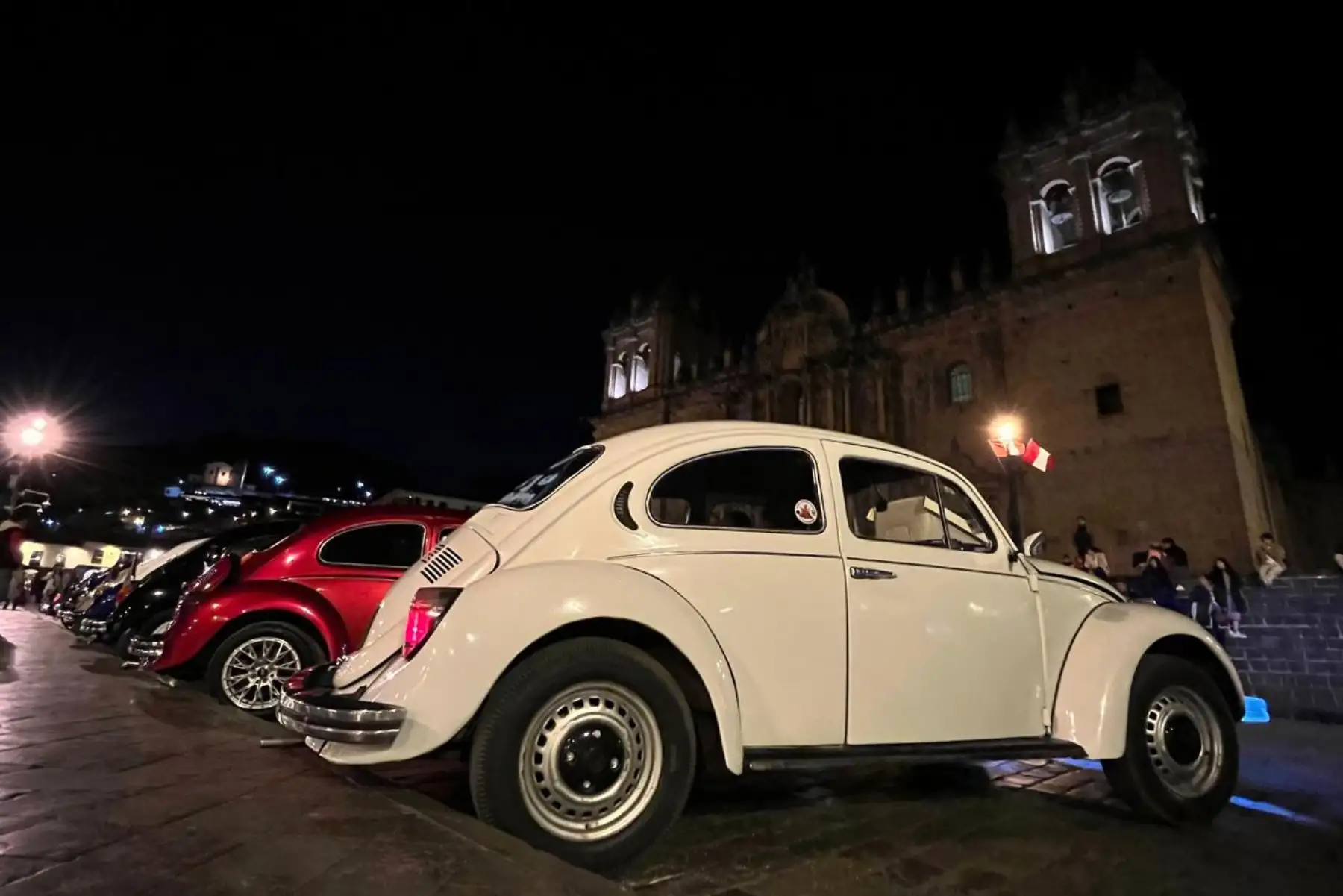 Desde unas Ford de la década de los 20 hasta los míticos Volkswagen Cusqueños y turistas disfrutaron de exposición de vehículos antiguos en plaza mayor de Cusco. Foto: ANDINA/ Difusión