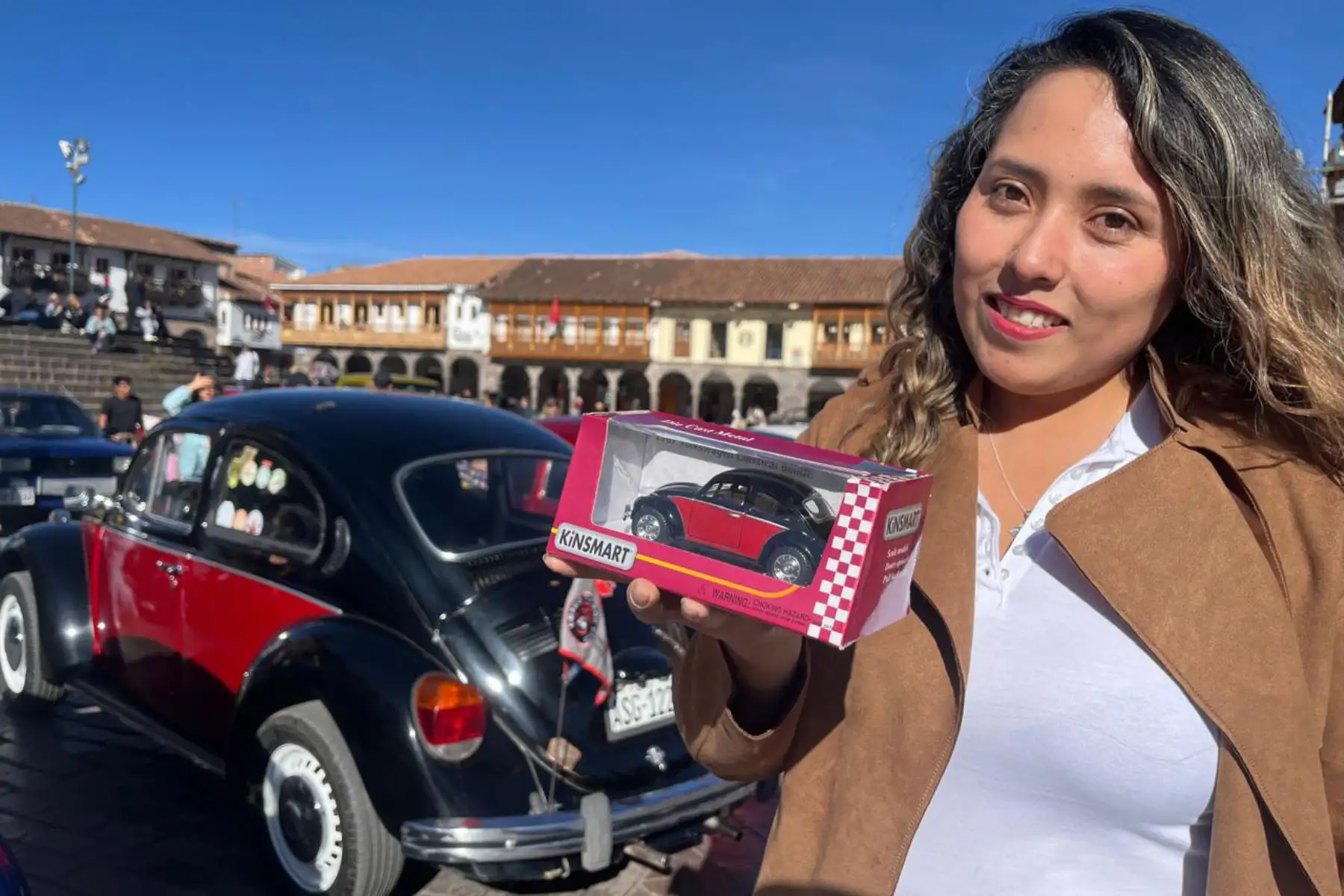 Desde unas Ford de la década de los 20 hasta los míticos Volkswagen Cusqueños y turistas disfrutaron de exposición de vehículos antiguos en plaza mayor de Cusco. Foto: ANDINA/ Difusión