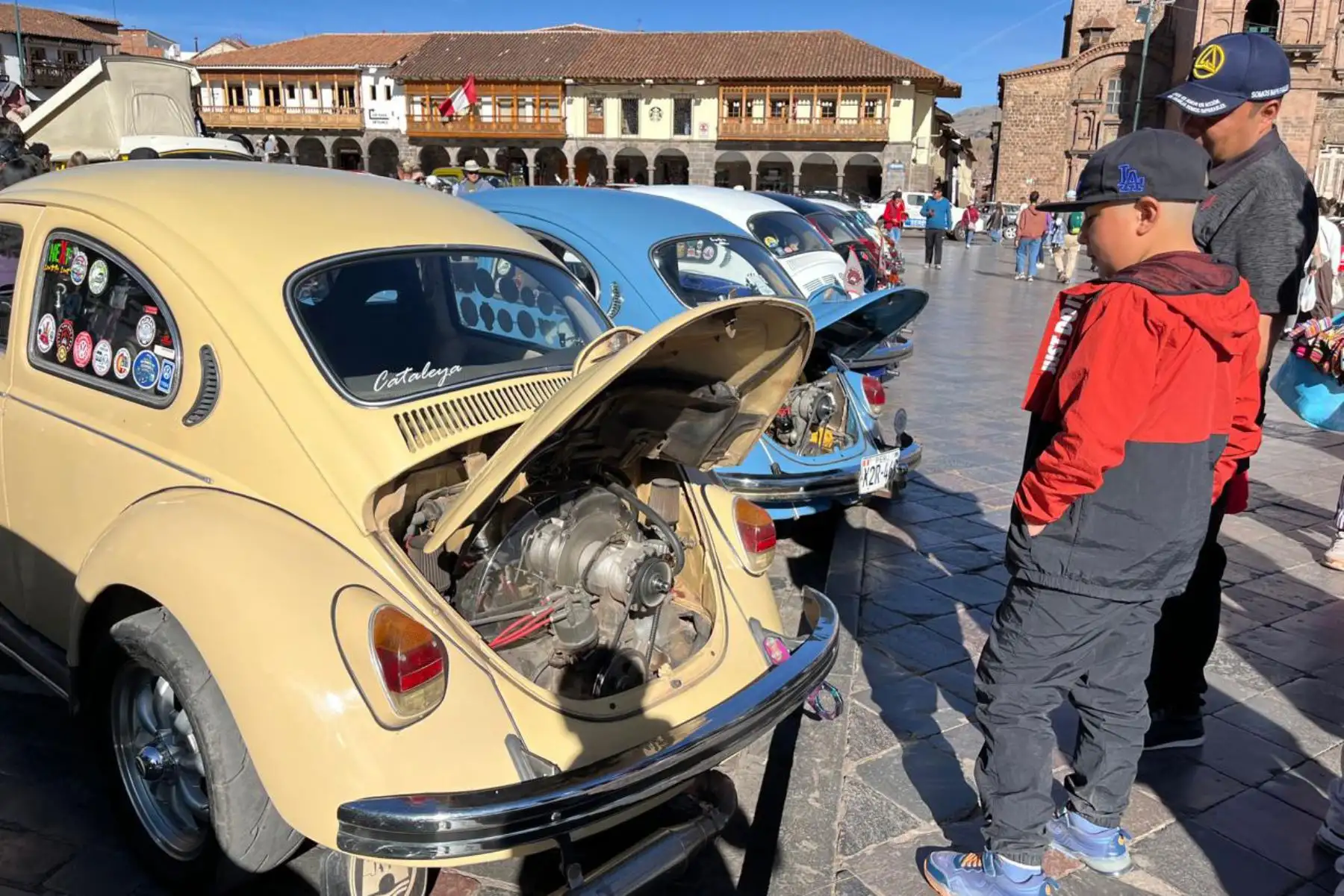 Desde unas Ford de la década de los 20 hasta los míticos Volkswagen Cusqueños y turistas disfrutaron de exposición de vehículos antiguos en plaza mayor de Cusco. Foto: ANDINA/ Difusión