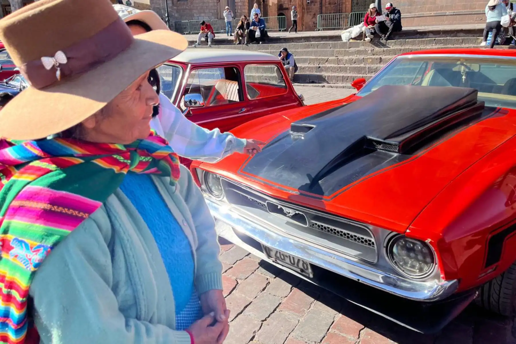 Desde unas Ford de la década de los 20 hasta los míticos Volkswagen Cusqueños y turistas disfrutaron de exposición de vehículos antiguos en plaza mayor de Cusco. Foto: ANDINA/ Difusión
