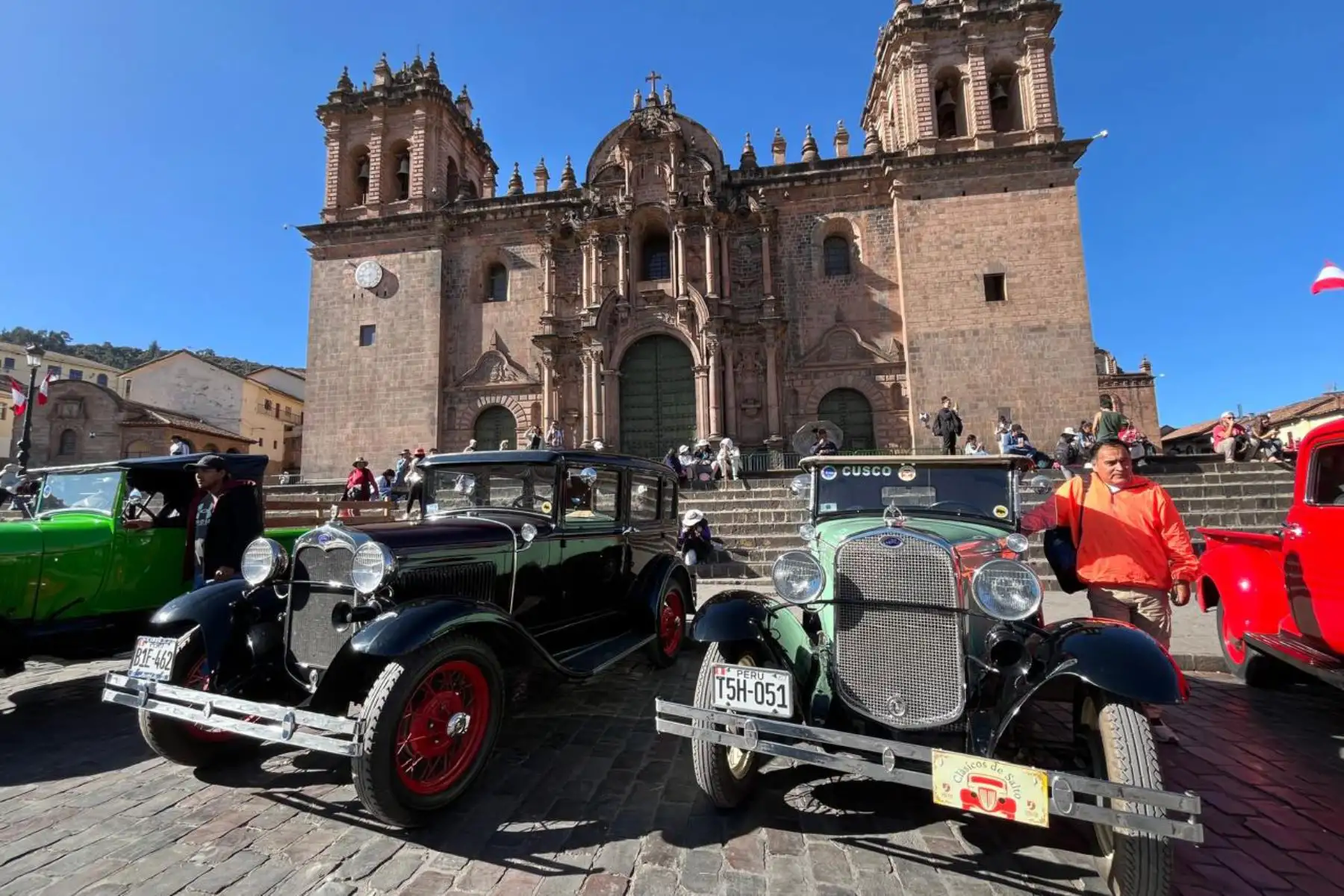 Desde unas Ford de la década de los 20 hasta los míticos Volkswagen Cusqueños y turistas disfrutaron de exposición de vehículos antiguos en plaza mayor de Cusco. Foto: ANDINA/ Difusión