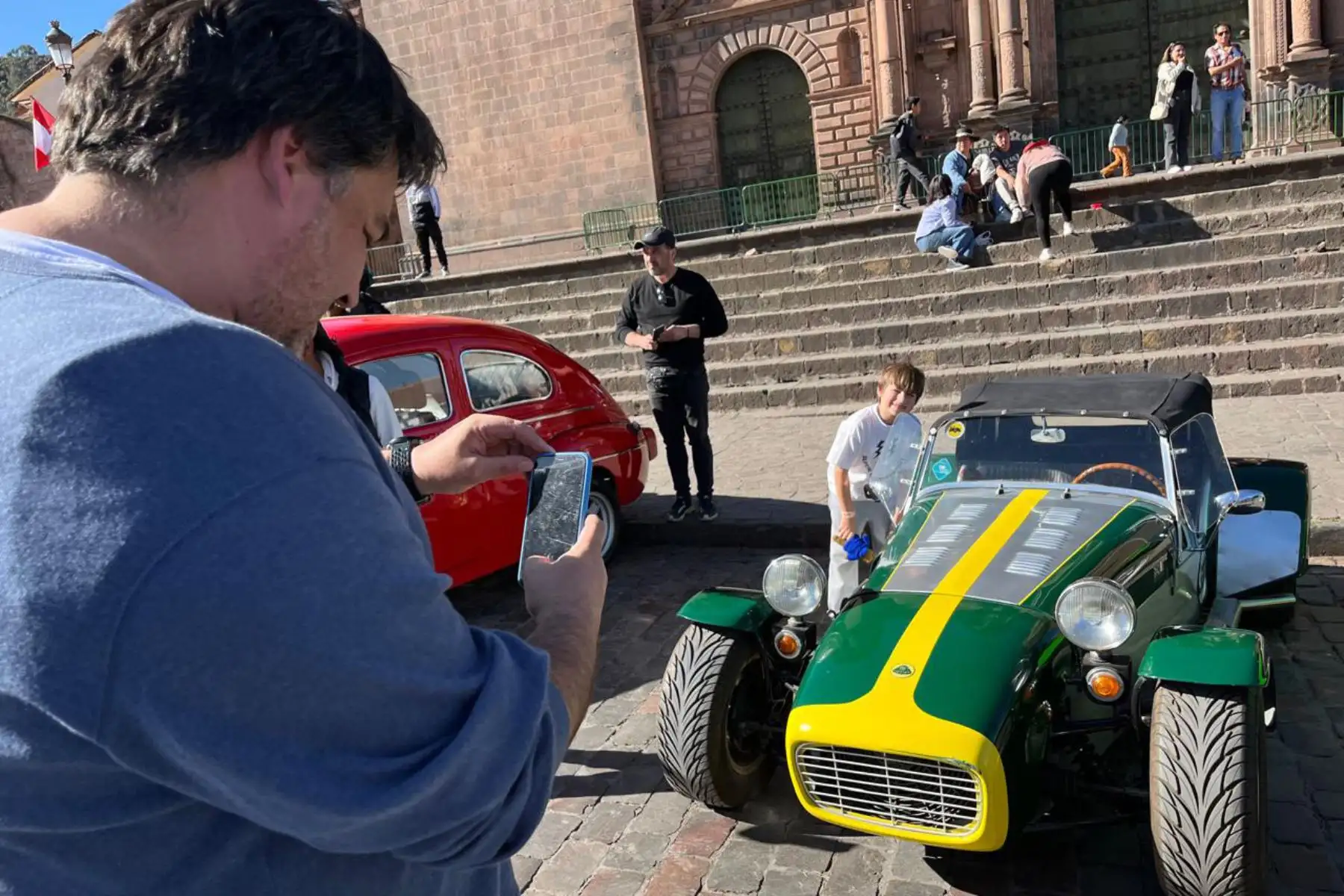 Desde unas Ford de la década de los 20 hasta los míticos Volkswagen Cusqueños y turistas disfrutaron de exposición de vehículos antiguos en plaza mayor de Cusco. Foto: ANDINA/ Difusión