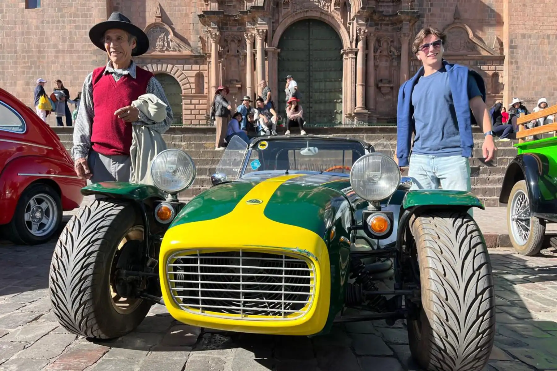 Desde unas Ford de la década de los 20 hasta los míticos Volkswagen Cusqueños y turistas disfrutaron de exposición de vehículos antiguos en plaza mayor de Cusco. Foto: ANDINA/ Difusión