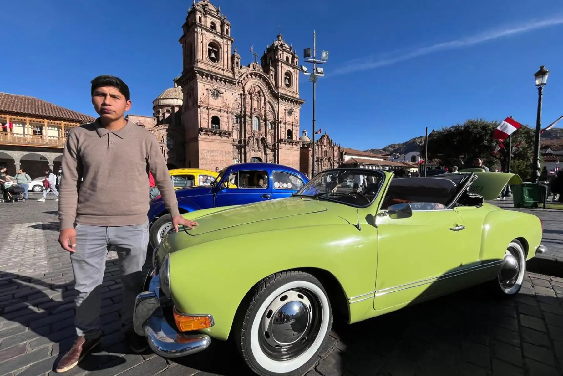 Desde unas Ford de la década de los 20 hasta los míticos Volkswagen Cusqueños y turistas disfrutaron de exposición de vehículos antiguos en plaza mayor de Cusco. Foto: ANDINA/ Difusión