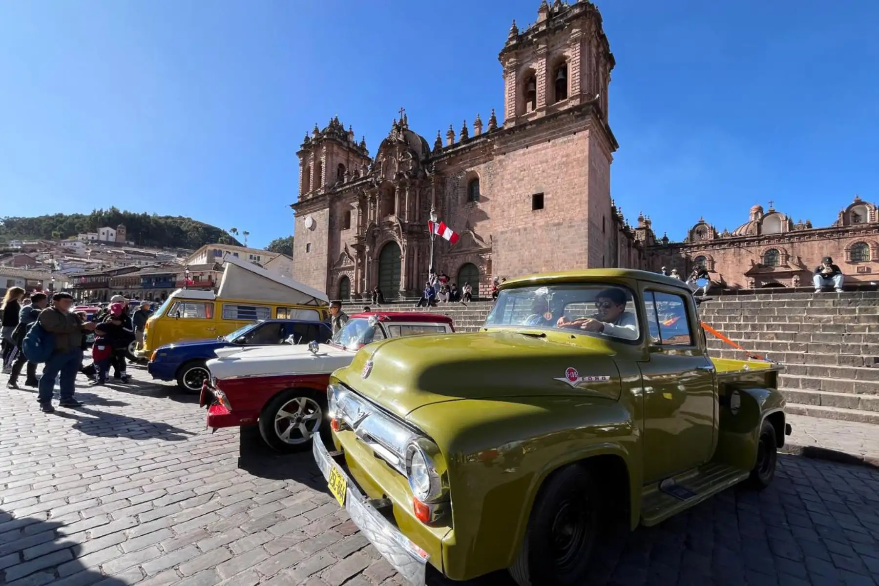 Desde unas Ford de la década de los 20 hasta los míticos Volkswagen Cusqueños y turistas disfrutaron de exposición de vehículos antiguos en plaza mayor de Cusco. Foto: ANDINA/ Difusión