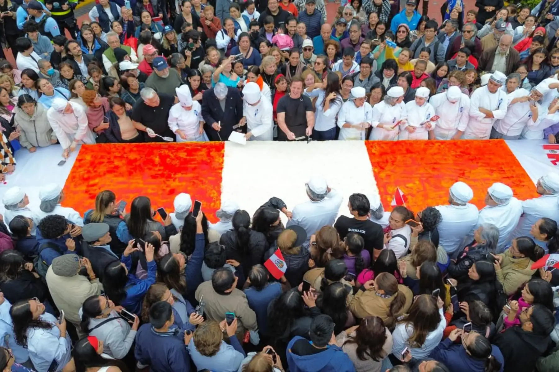 El alcalde Francis Allison junto al reconocido Chef Rodrigo Fernandini, presentaron la causa más grande del mundo teñida con los colores patrios. Foto: ANDINA/Difusión