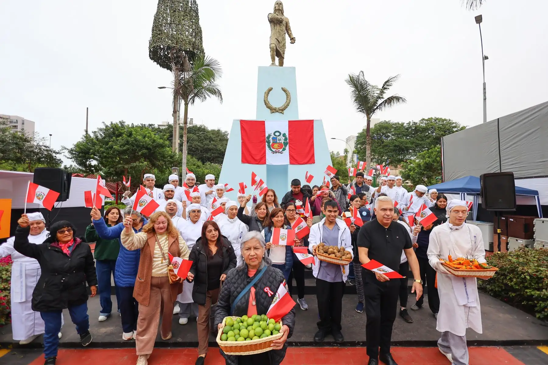 El alcalde Francis Allison junto al reconocido Chef Rodrigo Fernandini, presentaron la causa más grande del mundo teñida con los colores patrios. Foto: ANDINA/Difusión