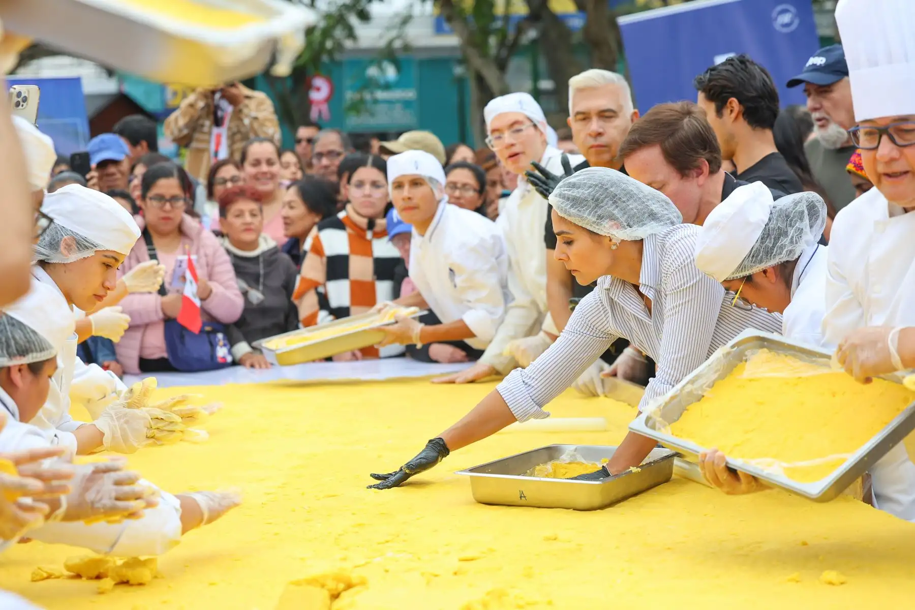 El alcalde Francis Allison junto al reconocido Chef Rodrigo Fernandini, presentaron la causa más grande del mundo teñida con los colores patrios. Foto: ANDINA/Difusión