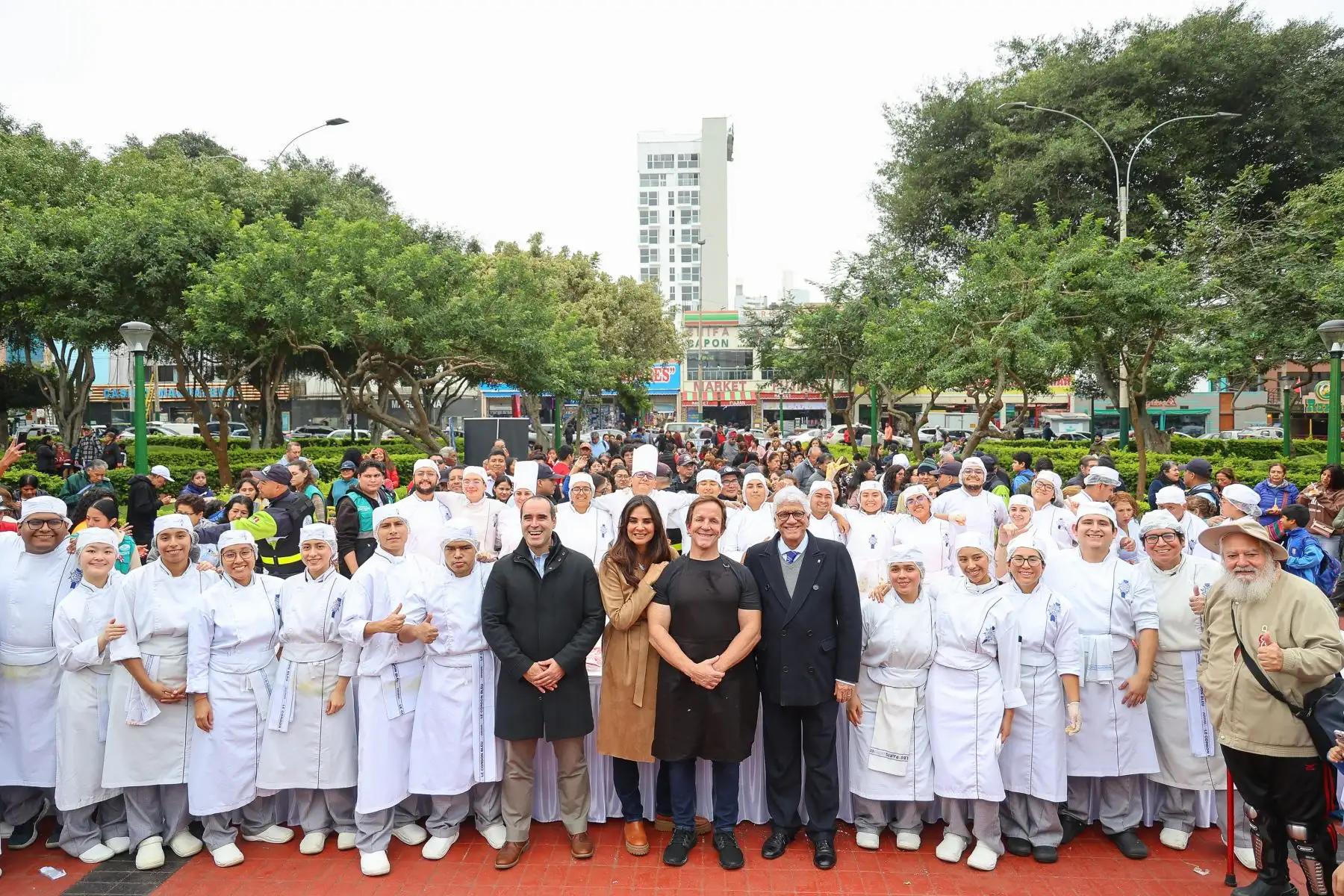 El alcalde Francis Allison junto al reconocido Chef Rodrigo Fernandini, presentaron la causa más grande del mundo teñida con los colores patrios. Foto: ANDINA/Difusión