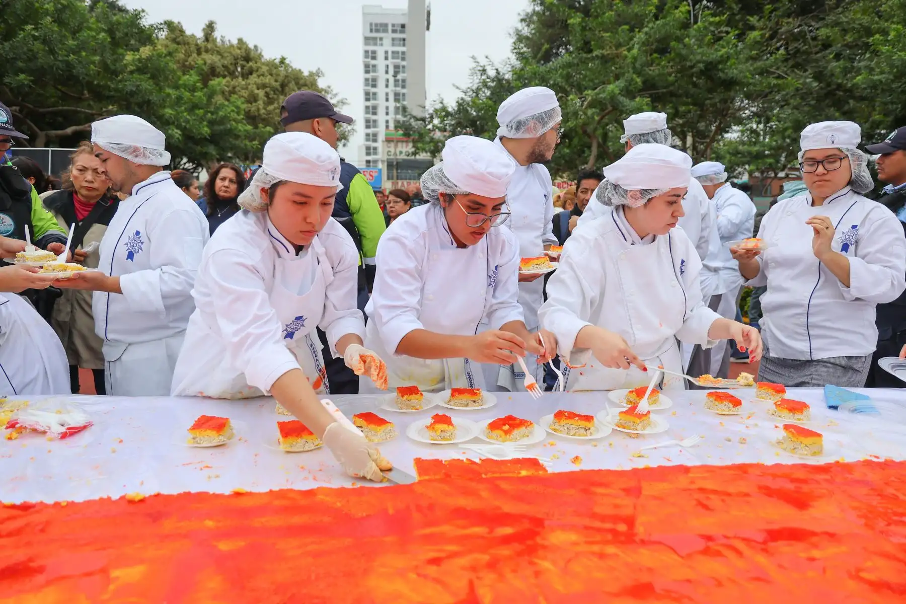 El alcalde Francis Allison junto al reconocido Chef Rodrigo Fernandini, presentaron la causa más grande del mundo teñida con los colores patrios. Foto: ANDINA/Difusión