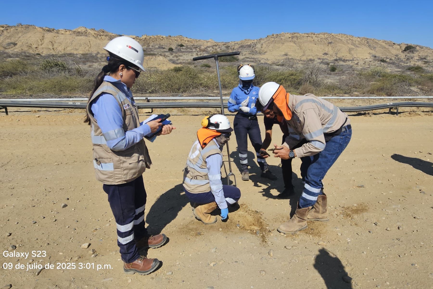 Los supervisores del OEFA tomaron muestras de suelo y verifican las acciones de primera respuesta. Foto: OEFA