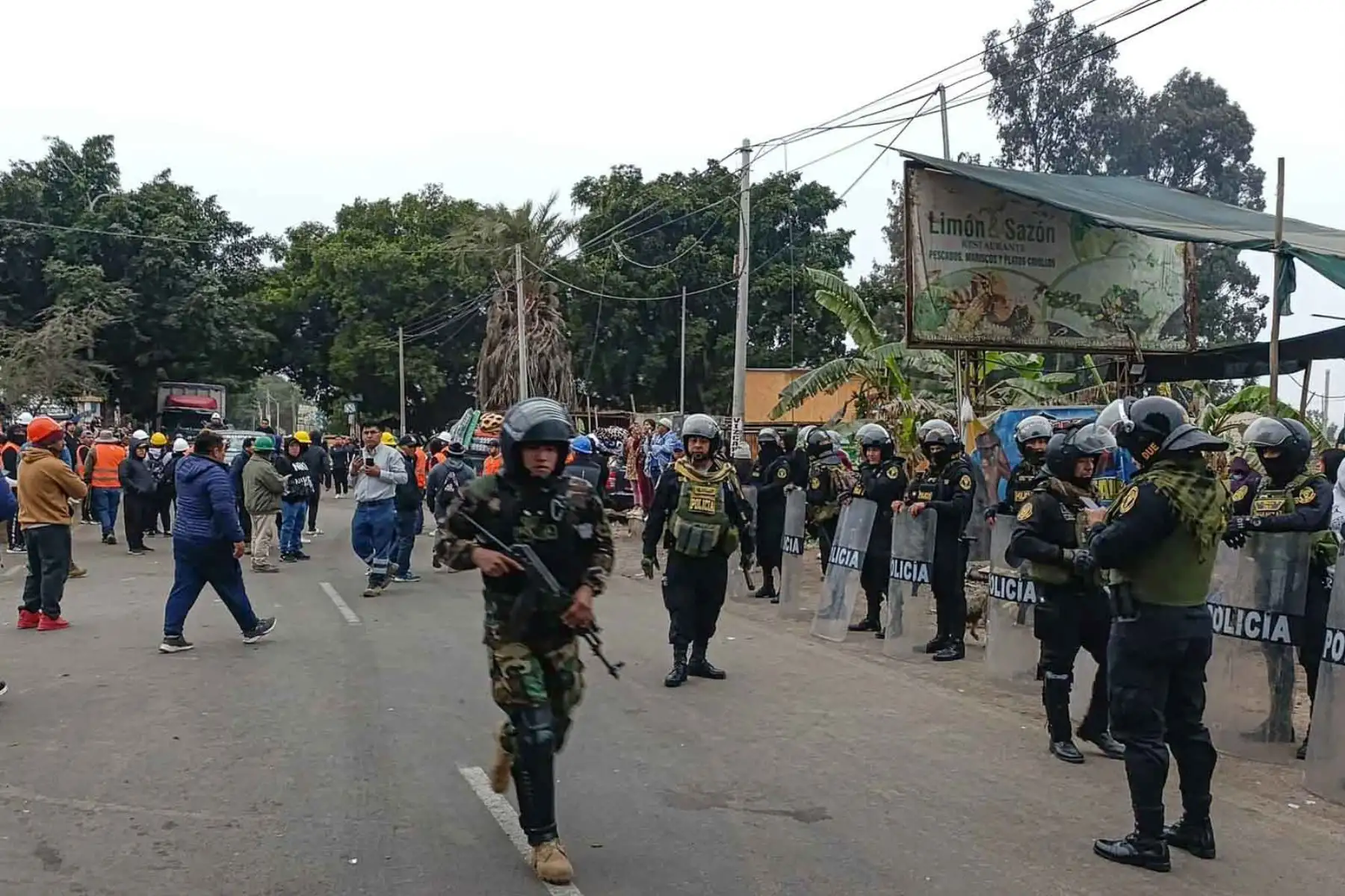 El tránsito en la carretera Panamericana Sur, a la altura del kilómetro 447, en la provincia de Nasca, fue reabierto esta mañana de forma pacífica por la Policía Nacional del Perú (PNP). La vía se encontraba bloqueada por piquetes de mineros informales desde el viernes 4 de julio. Foto: ANDINA/ Genry Bautista