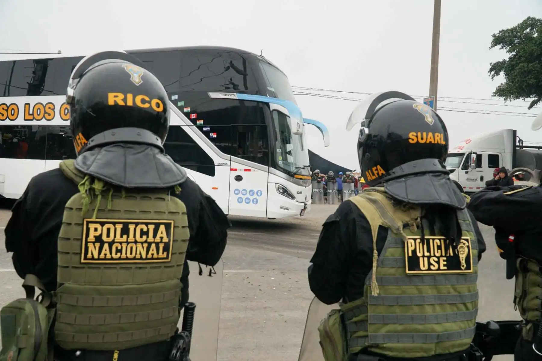El tránsito en la carretera Panamericana Sur, a la altura del kilómetro 447, en la provincia de Nasca, fue reabierto esta mañana de forma pacífica por la Policía Nacional del Perú (PNP). La vía se encontraba bloqueada por piquetes de mineros informales desde el viernes 4 de julio. Foto: ANDINA/ Genry Bautista