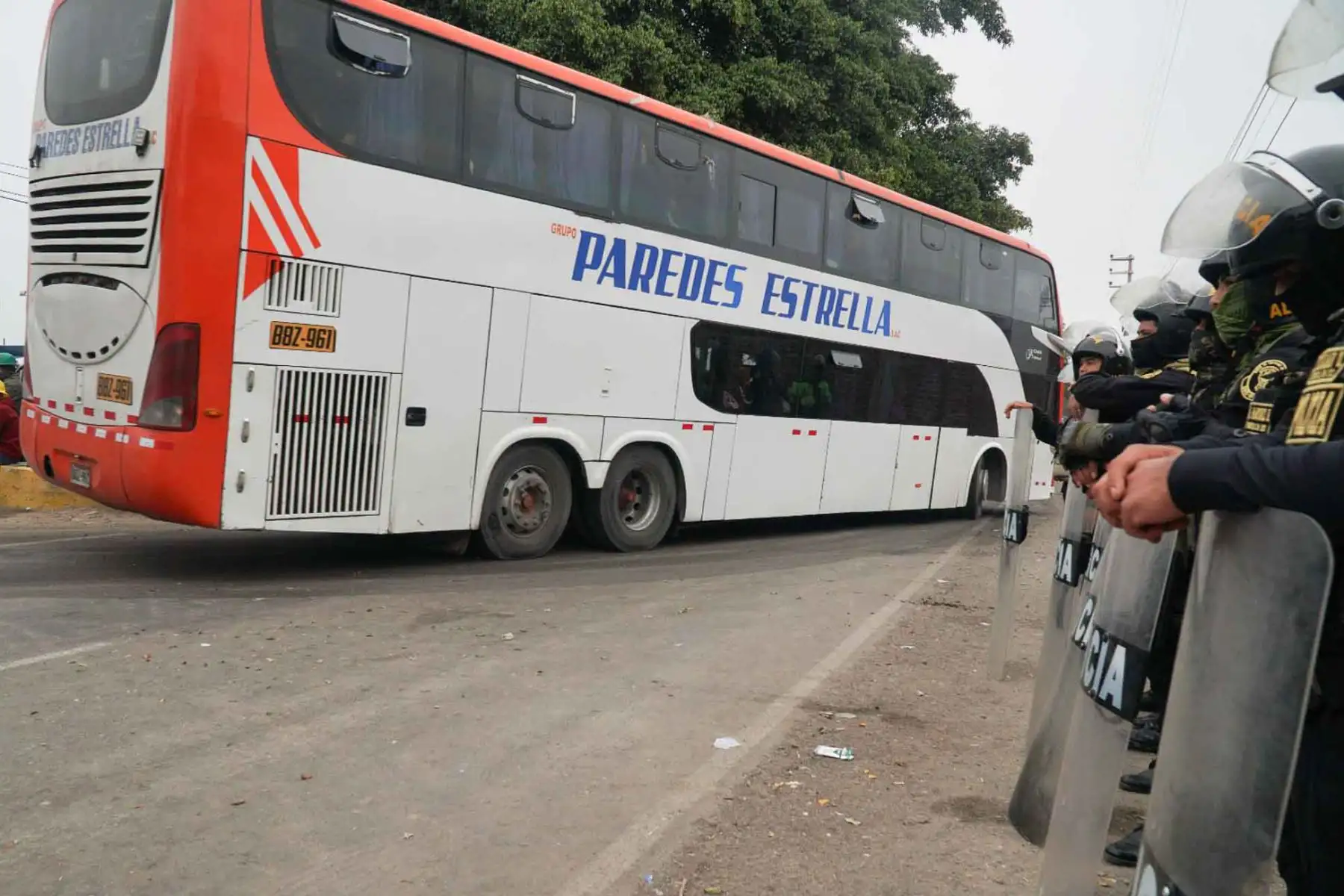 Alrededor de 1,500 efectivos de la Dinoes y de la Unidad de Servicios Especiales (USE) de la PNP llegaron a la zona y tras un despliegue rápido convencieron a los mineros informales a retirarse del lugar de forma pacífica y evitar un enfrentamiento. . Foto: ANDINA/ Genry Bautista