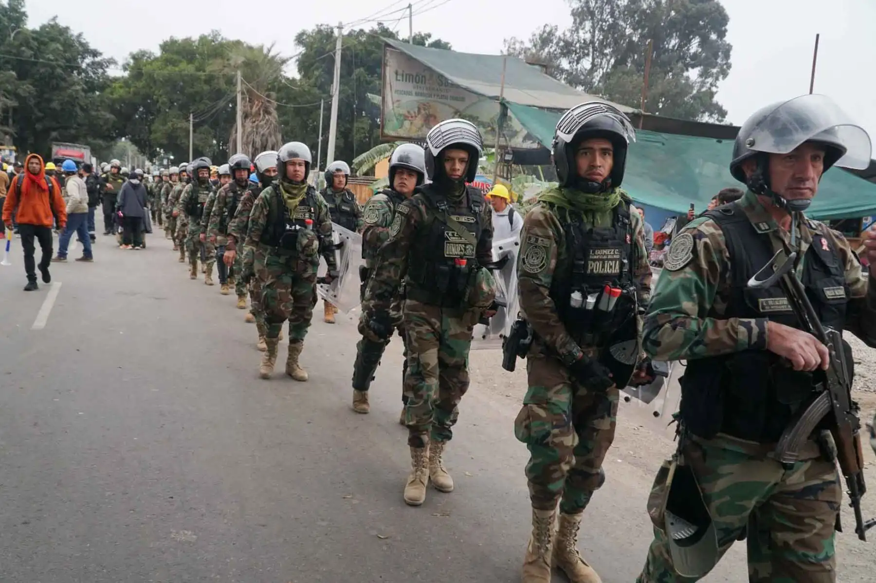 Alrededor de 1,500 efectivos de la Dinoes y de la Unidad de Servicios Especiales (USE) de la PNP llegaron a la zona y tras un despliegue rápido convencieron a los mineros informales a retirarse del lugar de forma pacífica y evitar un enfrentamiento. . Foto: ANDINA/ Genry Bautista