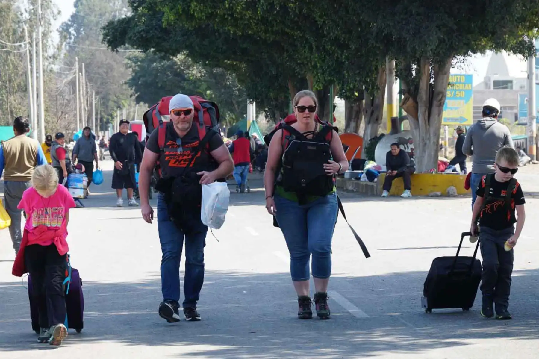 La operación policial se realizó en el kilómetro 447, donde los mineros informales tenían bloqueada la vía en dos puntos. Este bloqueo había causado un gran congestionamiento donde cientos de vehículos particulares, camiones y buses de transporte interprovincial se encontraban varados afectando a miles de personas. . Foto: ANDINA/ Genry Bautista
