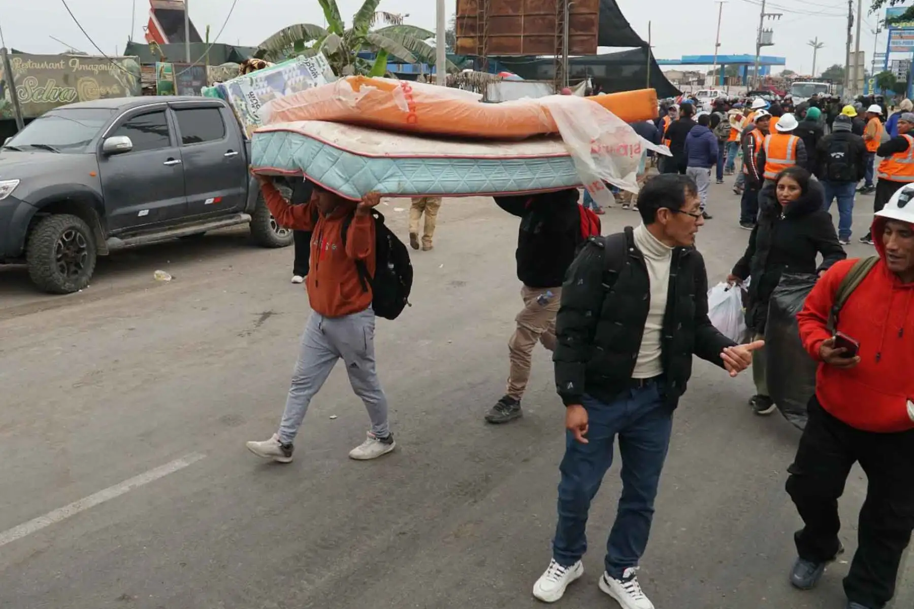 La operación policial se realizó en el kilómetro 447, donde los mineros informales tenían bloqueada la vía en dos puntos. Este bloqueo había causado un gran congestionamiento donde cientos de vehículos particulares, camiones y buses de transporte interprovincial se encontraban varados afectando a miles de personas. . Foto: ANDINA/ Genry Bautista