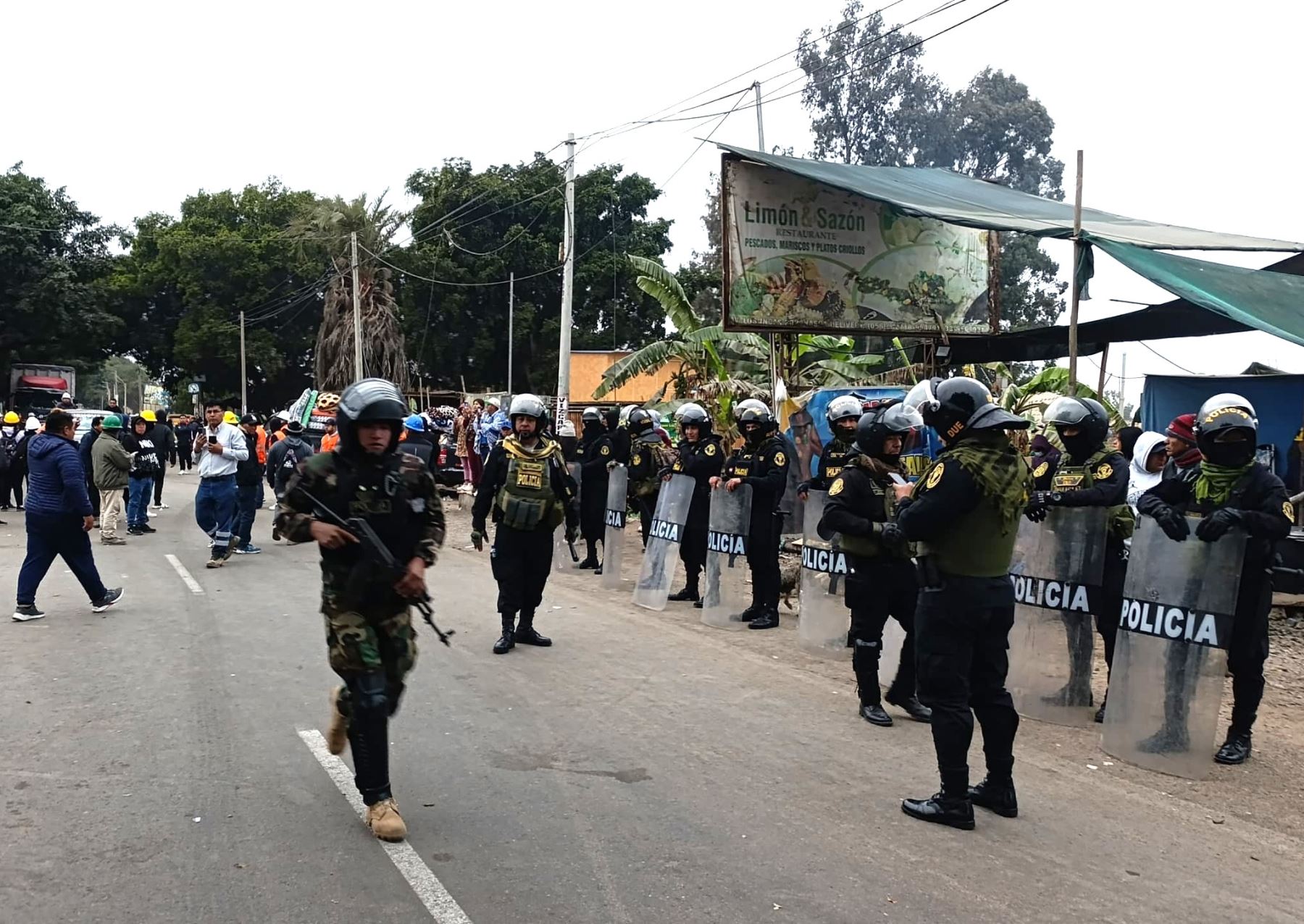 La Policía Nacional liberó de forma pacífica la carretera Panamericana Sur, a la altura de Nasca, que se encontraba bloqueada por mineros informales. Foto: Genry Bautista
