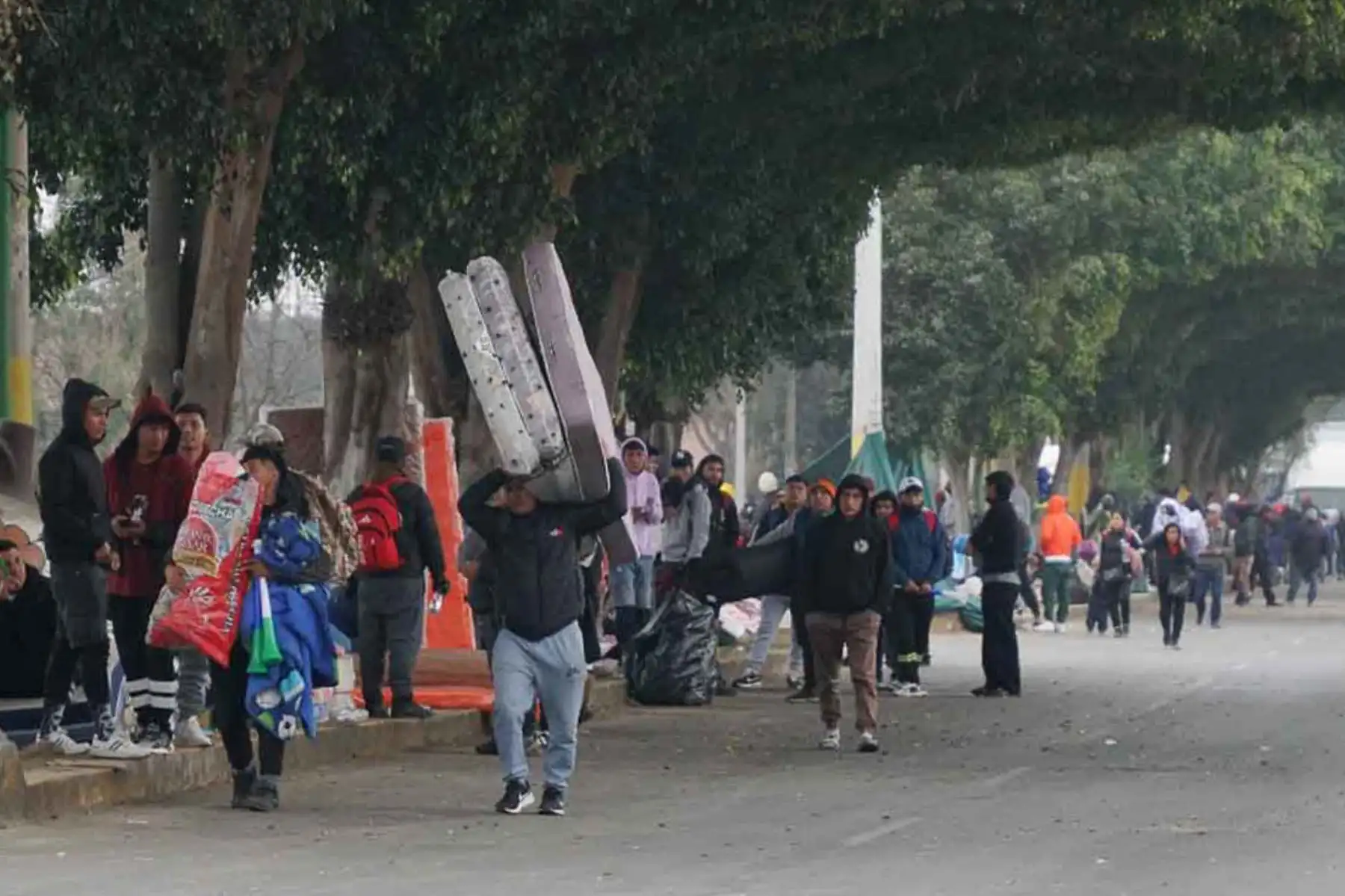 La operación policial se realizó en el kilómetro 447, donde los mineros informales tenían bloqueada la vía en dos puntos. Este bloqueo había causado un gran congestionamiento donde cientos de vehículos particulares, camiones y buses de transporte interprovincial se encontraban varados afectando a miles de personas. . Foto: ANDINA/ Genry Bautista
