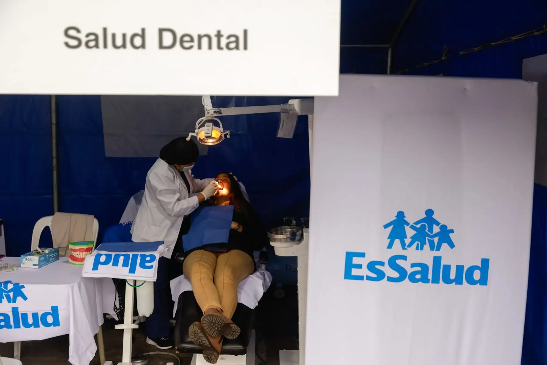 EsSalud desplegó brigadas de médicos especialistas del Hospital Perú a cinco regiones del país para realizar más de 8,500 atenciones médicas entre julio y agosto. Loreto y Puno serán las primeras en recibir los servicios, que incluyen consultas especializadas y cirugías oftalmológicas con tecnología láser. En agosto, las brigadas llegarán a Junín, Tumbes y Lambayeque. La iniciativa busca reducir las brechas en salud y mejorar el acceso a atención oportuna y de calidad. Foto: ANDINA/Luis Iparraguirre