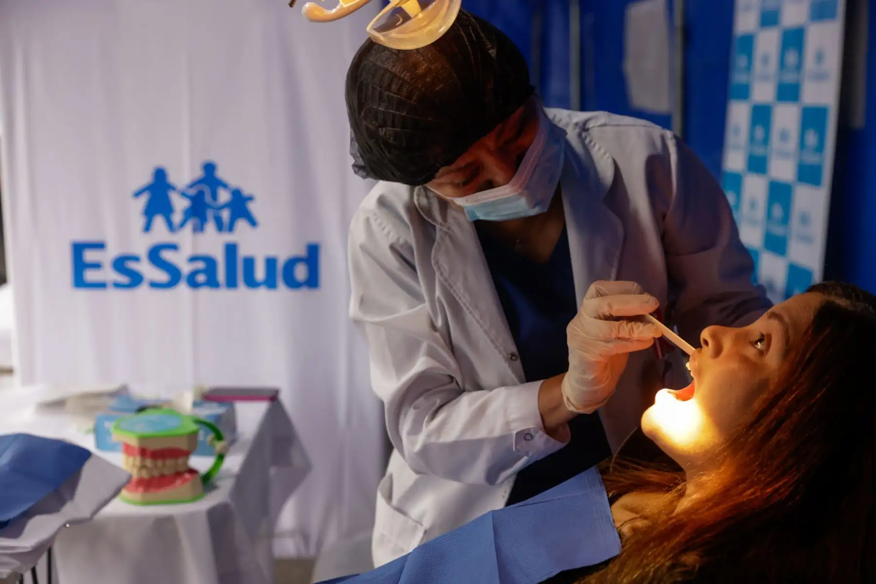 EsSalud desplegó brigadas de médicos especialistas del Hospital Perú a cinco regiones del país para realizar más de 8,500 atenciones médicas entre julio y agosto. Loreto y Puno serán las primeras en recibir los servicios, que incluyen consultas especializadas y cirugías oftalmológicas con tecnología láser. En agosto, las brigadas llegarán a Junín, Tumbes y Lambayeque. La iniciativa busca reducir las brechas en salud y mejorar el acceso a atención oportuna y de calidad. Foto: ANDINA/Luis Iparraguirre