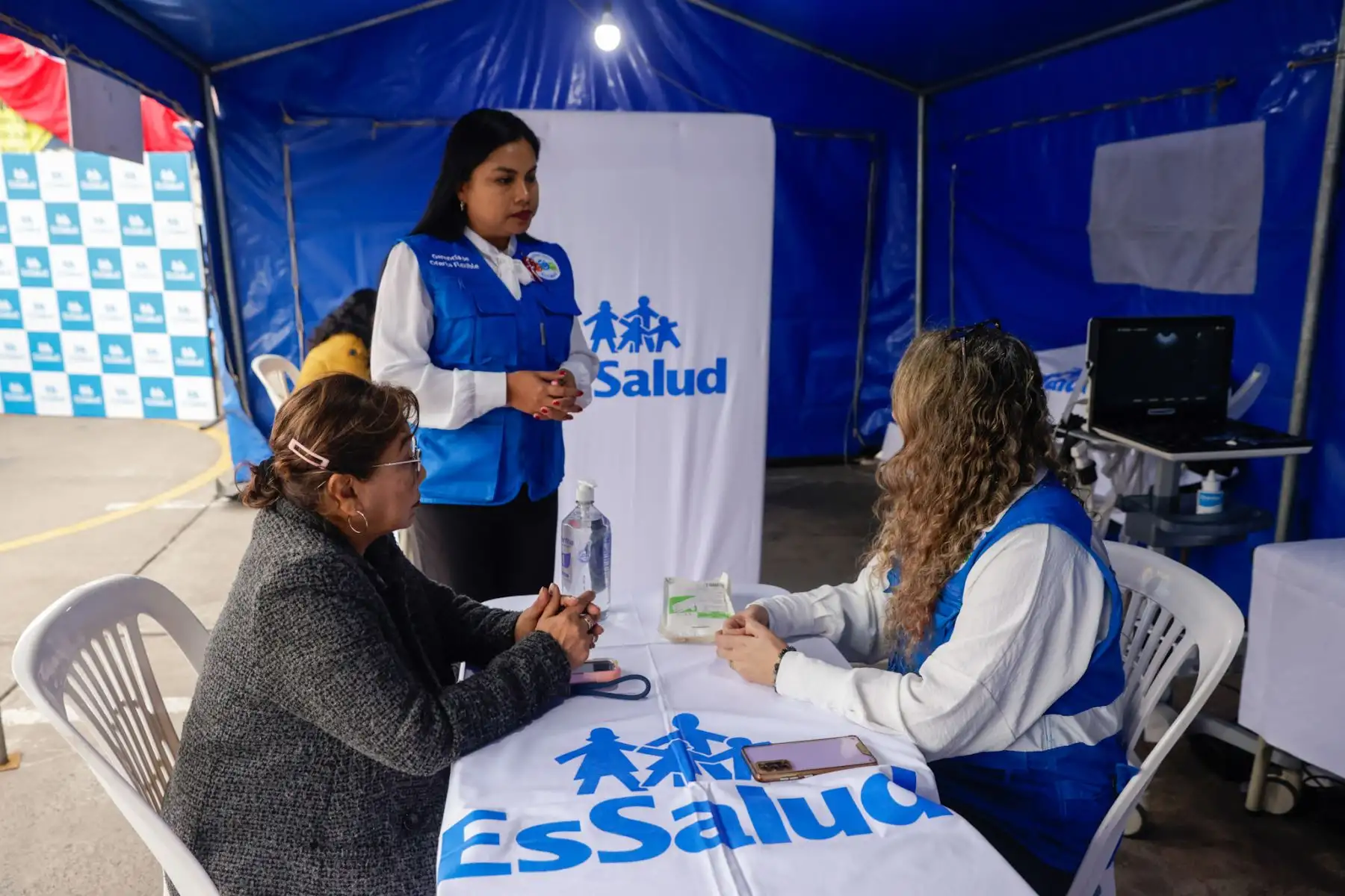 EsSalud desplegó brigadas de médicos especialistas del Hospital Perú a cinco regiones del país para realizar más de 8,500 atenciones médicas entre julio y agosto. Loreto y Puno serán las primeras en recibir los servicios, que incluyen consultas especializadas y cirugías oftalmológicas con tecnología láser. En agosto, las brigadas llegarán a Junín, Tumbes y Lambayeque. La iniciativa busca reducir las brechas en salud y mejorar el acceso a atención oportuna y de calidad. Foto: ANDINA/Luis Iparraguirre