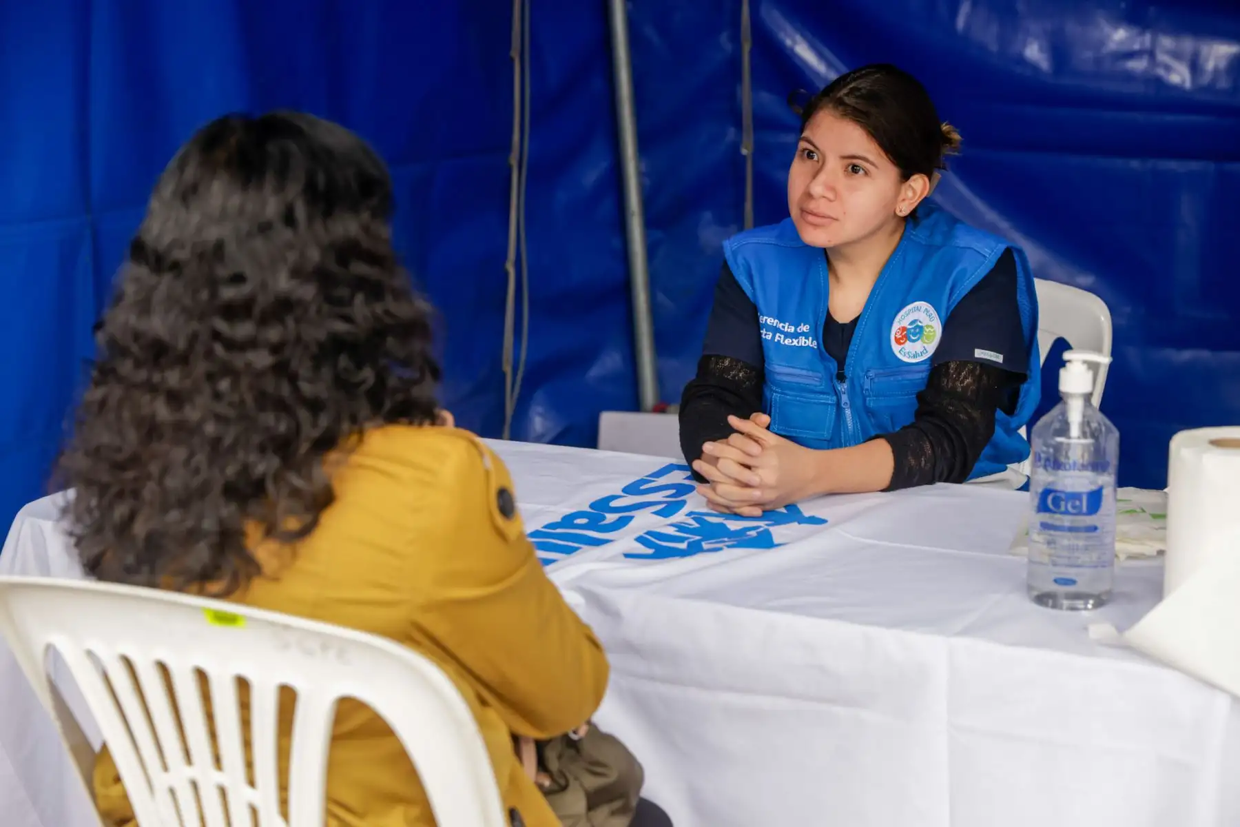 EsSalud desplegó brigadas de médicos especialistas del Hospital Perú a cinco regiones del país para realizar más de 8,500 atenciones médicas entre julio y agosto. Loreto y Puno serán las primeras en recibir los servicios, que incluyen consultas especializadas y cirugías oftalmológicas con tecnología láser. En agosto, las brigadas llegarán a Junín, Tumbes y Lambayeque. La iniciativa busca reducir las brechas en salud y mejorar el acceso a atención oportuna y de calidad. Foto: ANDINA/Luis Iparraguirre