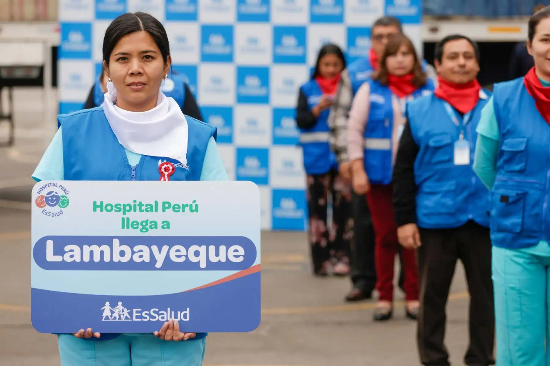 EsSalud desplegó brigadas de médicos especialistas del Hospital Perú a cinco regiones del país para realizar más de 8,500 atenciones médicas entre julio y agosto. Loreto y Puno serán las primeras en recibir los servicios, que incluyen consultas especializadas y cirugías oftalmológicas con tecnología láser. En agosto, las brigadas llegarán a Junín, Tumbes y Lambayeque. La iniciativa busca reducir las brechas en salud y mejorar el acceso a atención oportuna y de calidad. Foto: ANDINA/Luis Iparraguirre