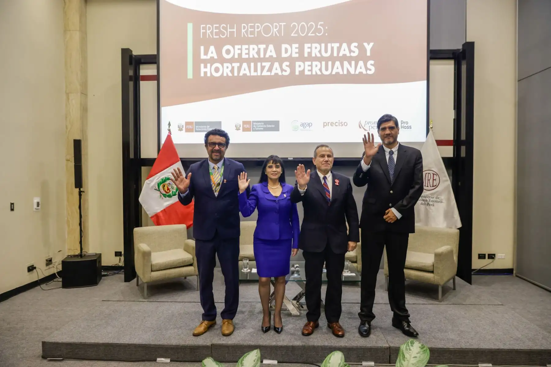 El canciller Elmer Schialer y la ministra Desilú León presentaron el catálogo Fresh Report 2025, destacándolo como una herramienta estratégica para potenciar las agroexportaciones peruanas. Subrayaron que esta publicación permitirá consolidar la presencia del Perú en los mercados internacionales, al facilitar el acceso a información clave sobre la oferta agrícola nacional y articular los esfuerzos del Estado, el sector privado y la red de misiones diplomáticas en favor del desarrollo exportador. Foto: ANDINA/Luis Iparraguirre
