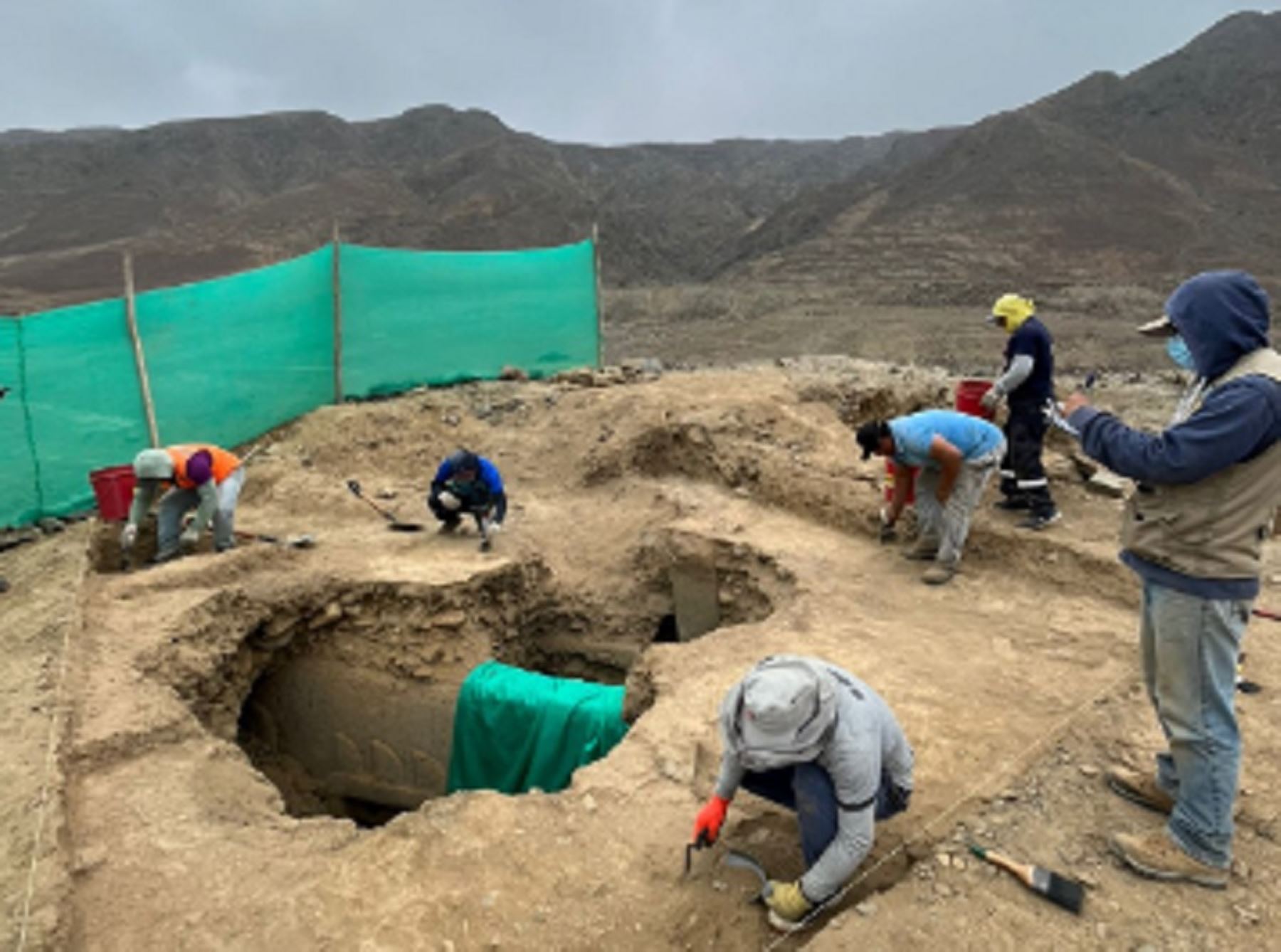 El mural polícromo de hace 3,000 a 4,000 años descubierto esta semana en huaca Yolanda, sitio arqueológico ubicado en el distrito de Chao del departamento de La Libertad, es inédito y singular en su estilo por su diseño tridimensional y la iconografía que presenta, aspectos que ayudarán a conocer mejor a las antiguas poblaciones que habitaron la costa norte del Perú en el periodo Formativo.