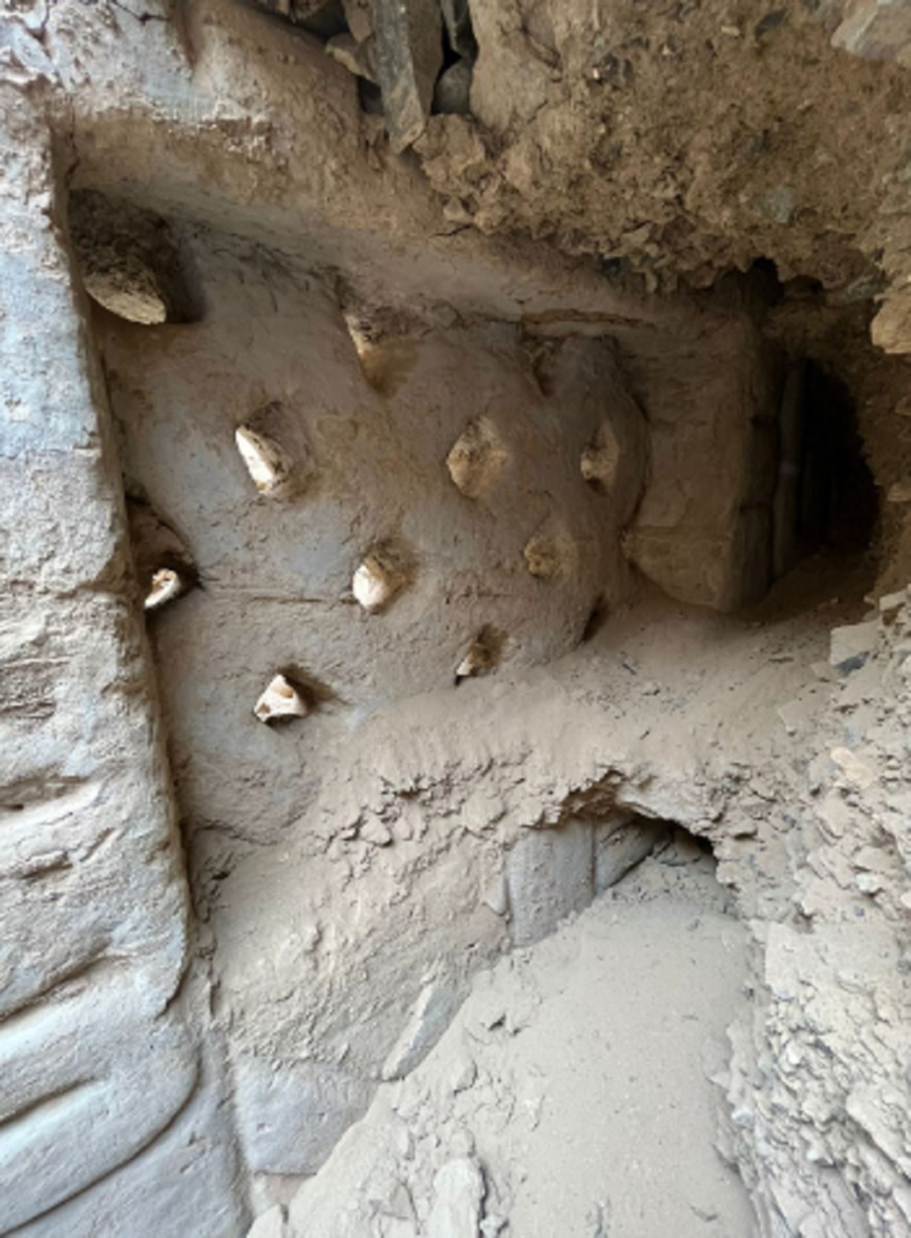 Forma parte del interior de un atrio ubicado en la parte más alta de un templo en forma de letra U.