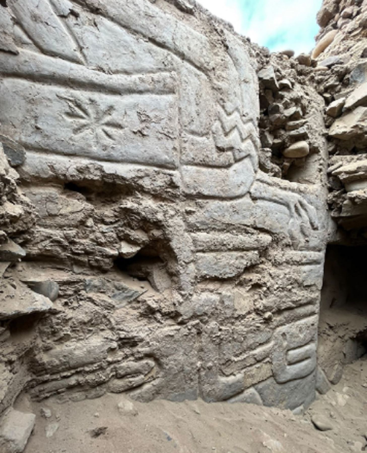el buen estado de conservación de este muro tridimensional polícromo responde a que en el pasado fue enterrado, probablemente por la misma gente que lo construyó, para construir otro ambiente encima, como era habitual en las civilizaciones del antiguo Perú.