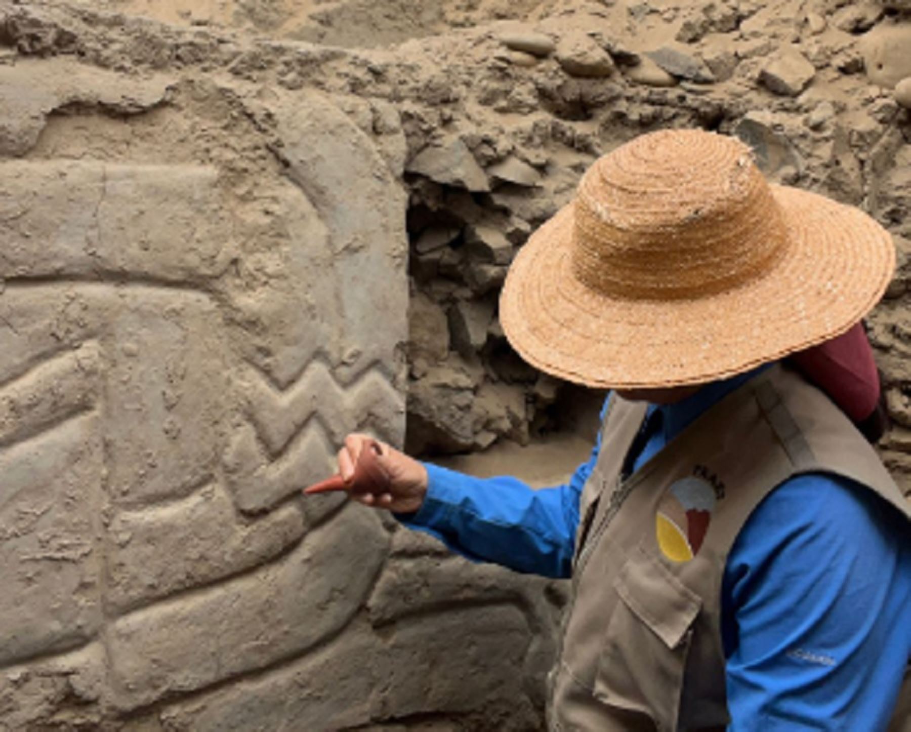 El mural polícromo de hace 3,000 a 4,000 años descubierto esta semana en huaca Yolanda, sitio arqueológico ubicado en el distrito de Chao del departamento de La Libertad, es inédito y singular en su estilo por su diseño tridimensional y la iconografía que presenta, aspectos que ayudarán a conocer mejor a las antiguas poblaciones que habitaron la costa norte del Perú en el periodo Formativo.