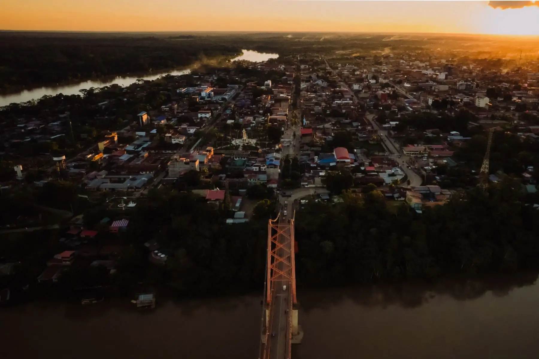 A orillas del majestuoso río Madre de Dios, donde el verde de la selva parece no tener fin y el calor húmedo abriga cada historia, hoy Puerto Maldonado celebra 123 años de creación histórica.
Foto: Cortesía/ Paolo Peña