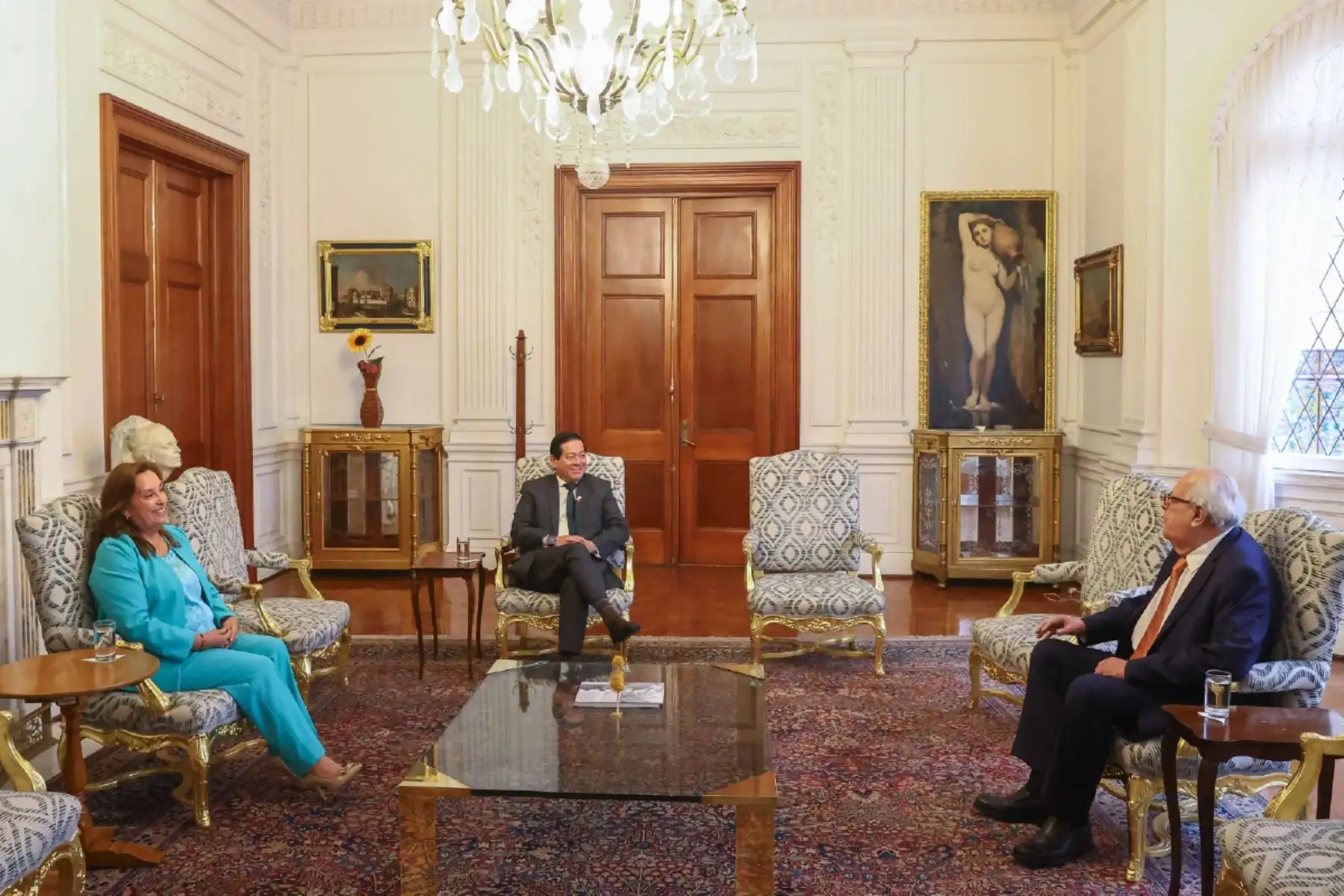 La presidenta de la república, Dina Ercilia Boluarte Zegarra, acompañada por el premier Eduardo Arana, se reunieron con el presidente del Banco Central de Reserva, Julio Velarde. Foto: ANDINA/ Prensa Presidencia
