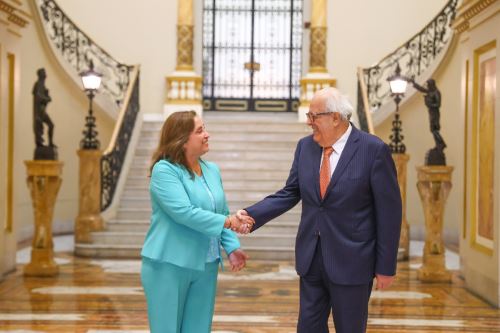 La presidenta Dina Boluarte se reúne con el presidente del Banco Central de Reserva, Julio Velarde, junto al premier Eduardo Arana.