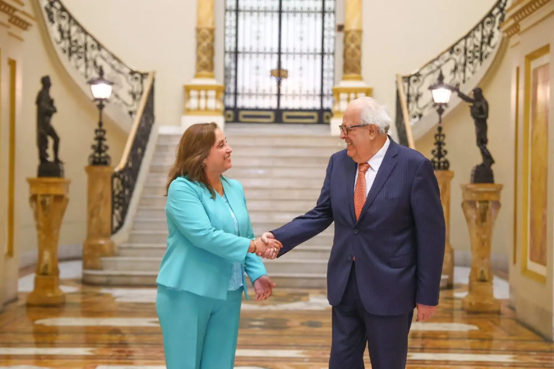 La presidenta de la república, Dina Ercilia Boluarte Zegarra, acompañada por el premier Eduardo Arana, se reunieron con el presidente del Banco Central de Reserva, Julio Velarde. Foto: ANDINA/ Prensa Presidencia