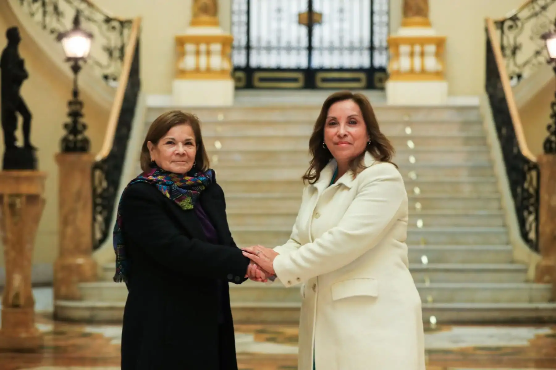 La presidenta de la República, Dina Boluarte, recibió esta mañana en Palacio de Gobierno a la rectora de la Universidad Nacional Mayor de San Marcos, Jerí Ramón, con el propósito de coordinar acciones para fortalecer la calidad académica de la Decana de América y promover la investigación científica en el ámbito universitario. Foto: ANDINA/Presidencia