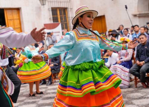 El pasacalle regional "Cantemos, Bailemos por Nuestra Arequipa" se realizará el sábado 2 de agosto en Arequipa. Esta actividad es una de las principales que se organiza por el aniversario de fundación de la ciudad blanca. ANDINA/Difusión