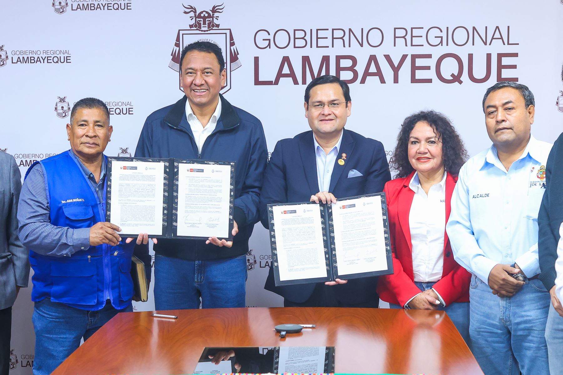 Ministro de Desarrollo Agrario y Riego, Angel Manero suscribió un convenio con el Gobierno Regional de Lambayeque para la rehabilitación del sistema de riego Magdalena en la región Lambayeque que beneficiará a más de 2,500 familias agricultoras . ANDINA/Difusión