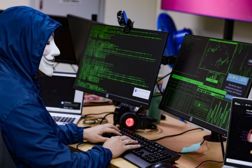 El Simulacro Internacional de Ataques Cibernéticos 2025 tuvo un equipo "hacker" y un equipo "defensor" para probar capacidad de respuesta de 392 entidades. Foto: PCM