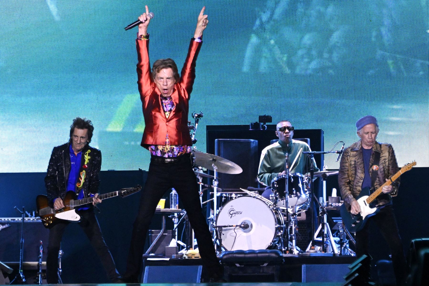 Los miembros de los Rolling Stones Ronnie Wood, Mick Jagger, Steve Jordan y Keith Richards tocan durante su concierto como parte de su gira europea, en Madrid el 1 de junio de 2022. Foto: AFP