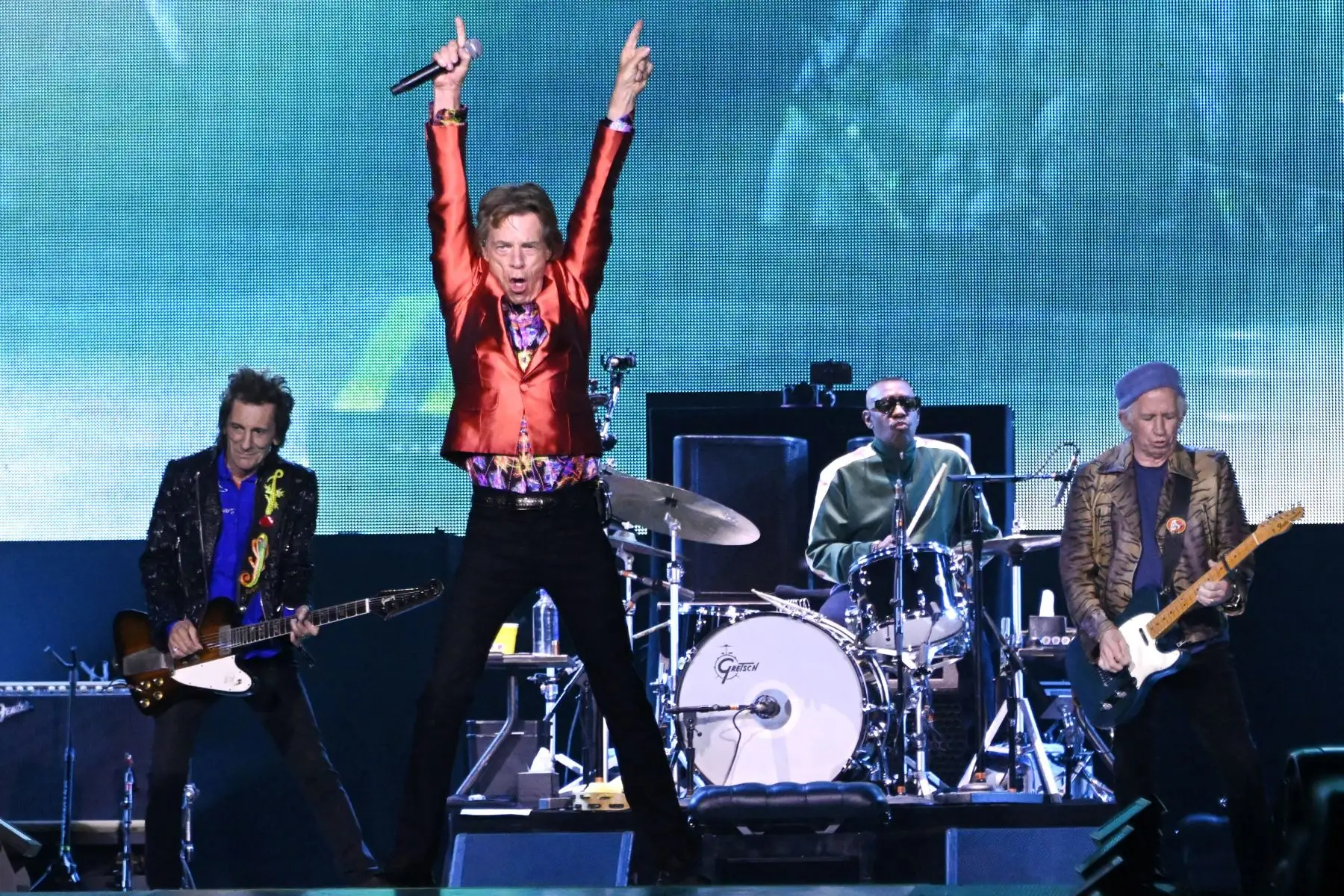 Los miembros de los Rolling Stones Ronnie Wood, Mick Jagger, Steve Jordan y Keith Richards tocan durante su concierto como parte de su gira europea, en Madrid el 1 de junio de 2022. Foto: AFP