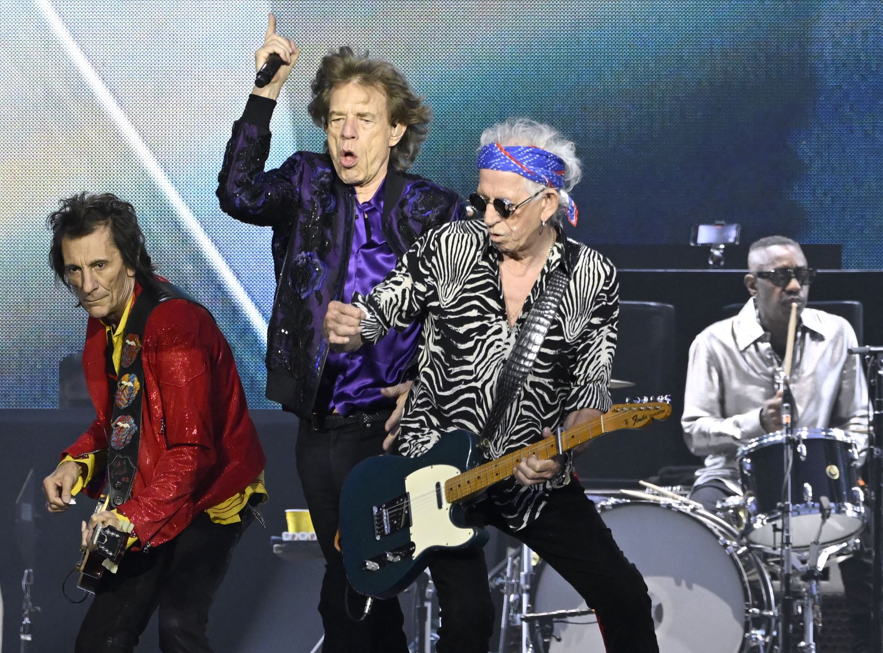 Los músicos británicos Ronnie Wood (izq.), Mick Jagger, Kieth Richards y el músico estadounidense Steve Jordan actúan en el escenario durante un concierto de la banda de rock británica The Rolling Stones en el Estadio Ernst-Happel de Viena el 15 de julio de 2022. Foto: AFP